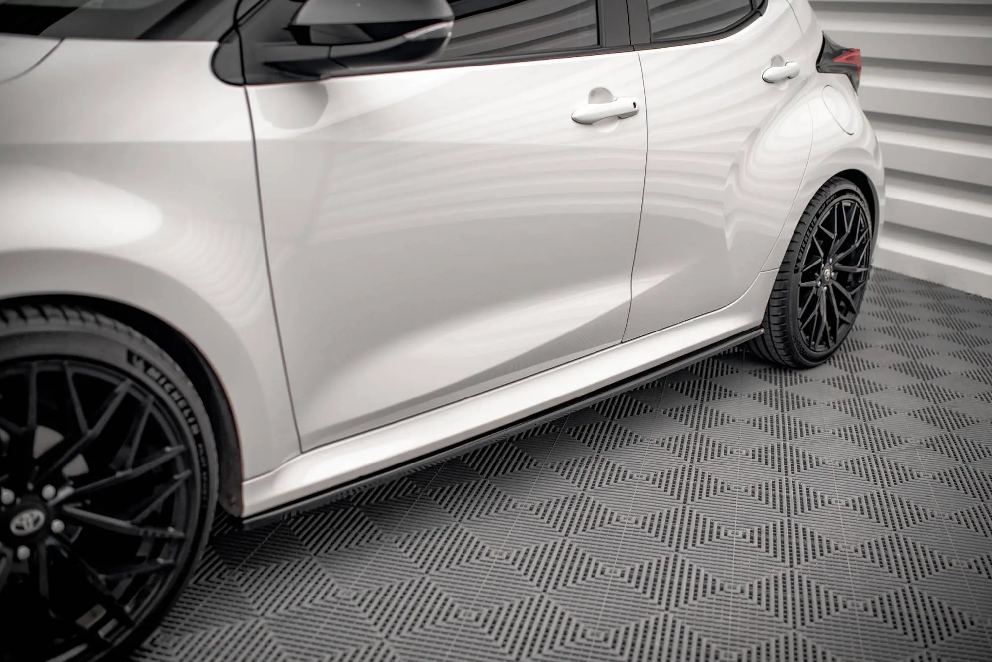 SIDESKJØRT V.2 Toyota Yaris mk4 2019-> | Glossy Black Edition