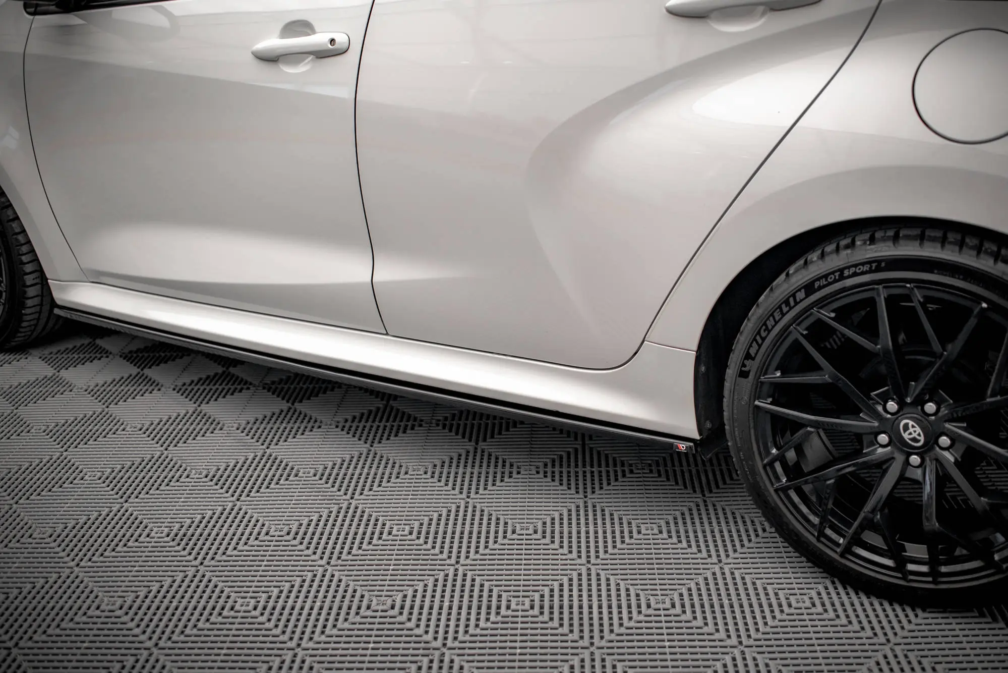 SIDESKJØRT V.2 Toyota Yaris mk4 2019-> | Glossy Black Edition – bilde 3