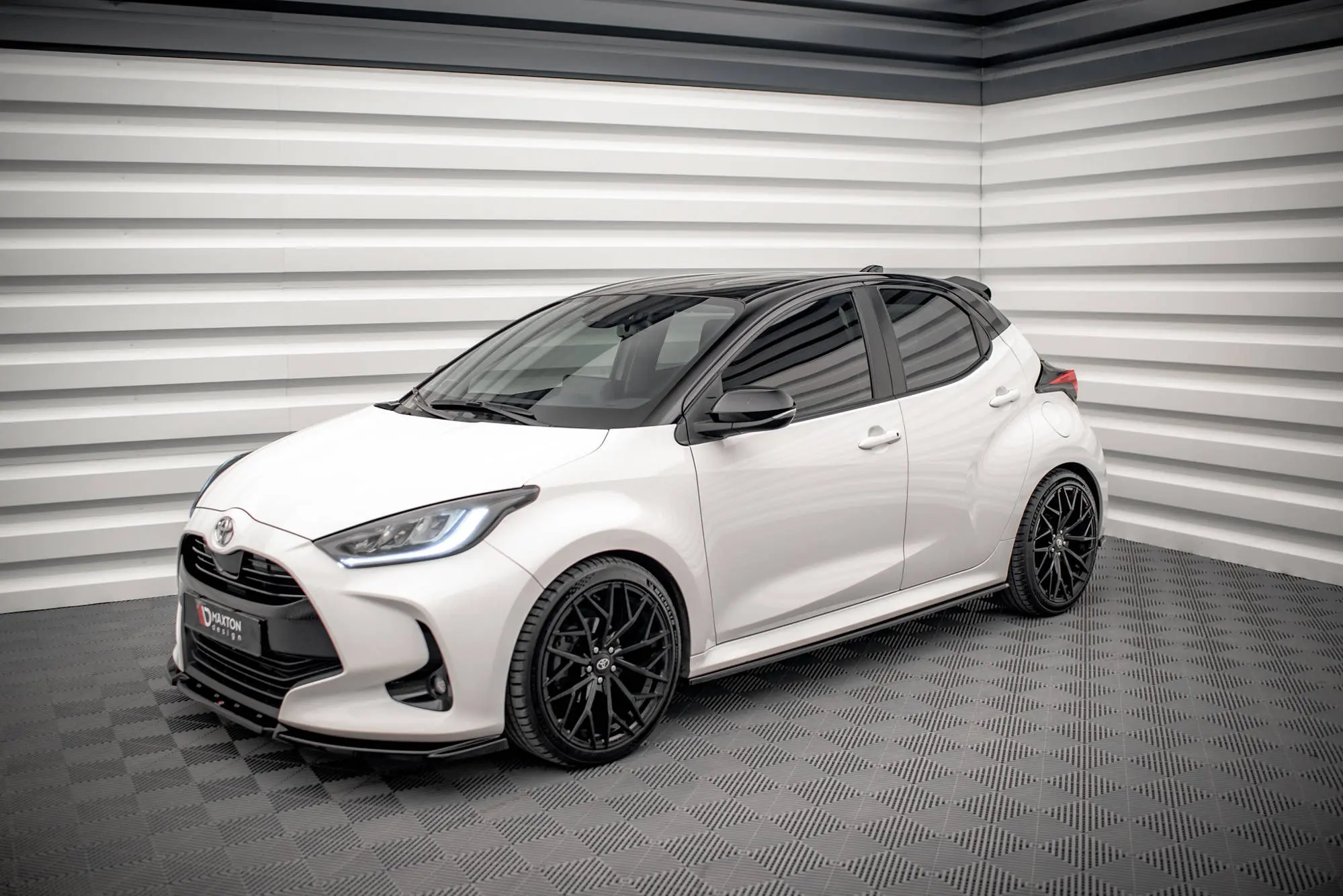 SIDESKJØRT V.2 Toyota Yaris mk4 2019-> | Glossy Black Edition – bilde 4
