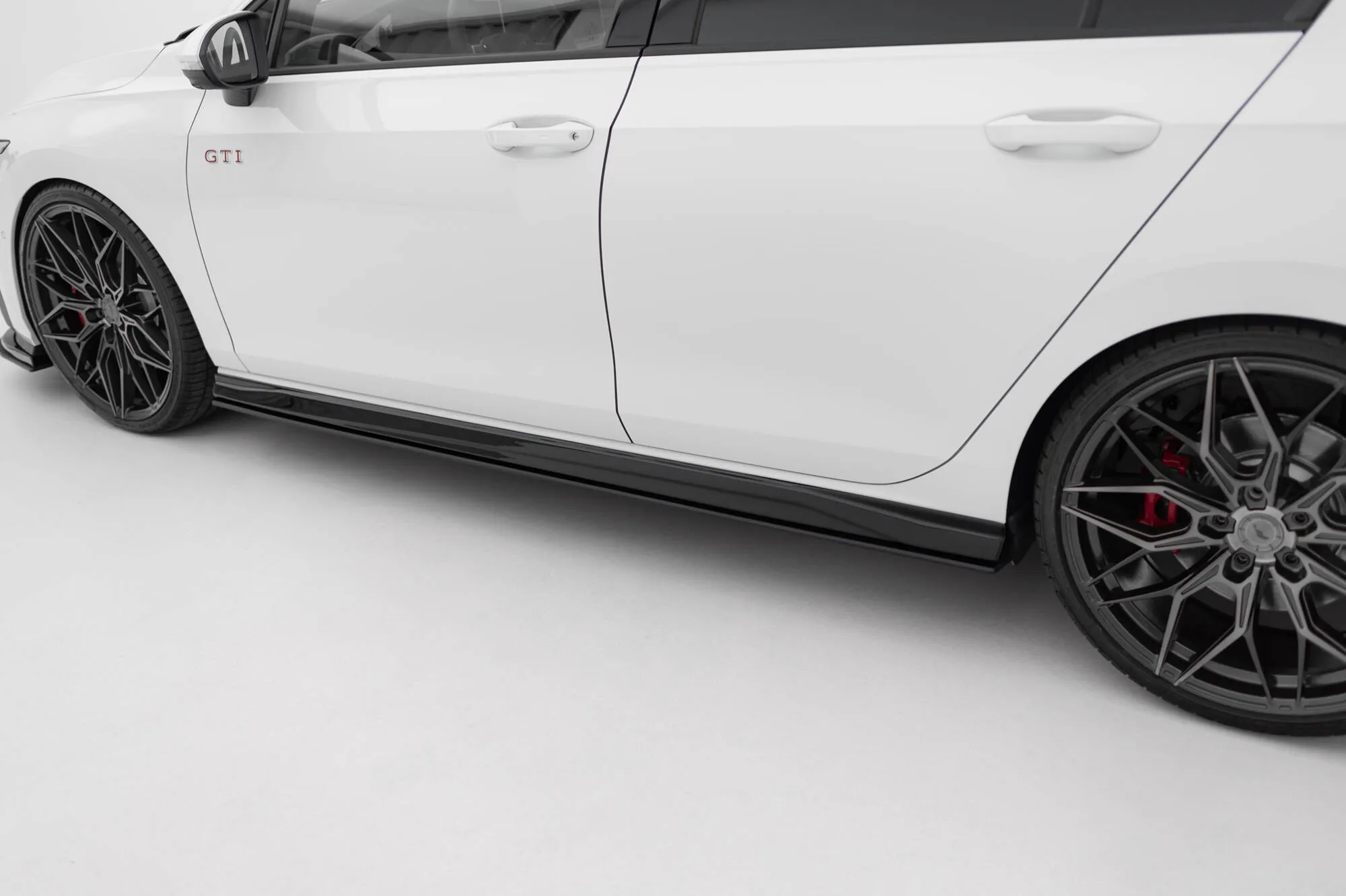 Sideskjørt V.2 VW Golf 8 GTI / GTI Clubsport / R-line 2020-> | Street Pro Black Edition – bilde 3