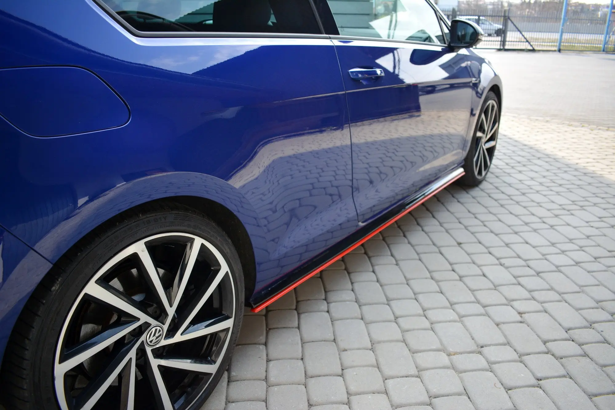 SIDESKJØRT V.2 VW GOLF MK7 R / R-LINE 2017-2020 – bilde 2