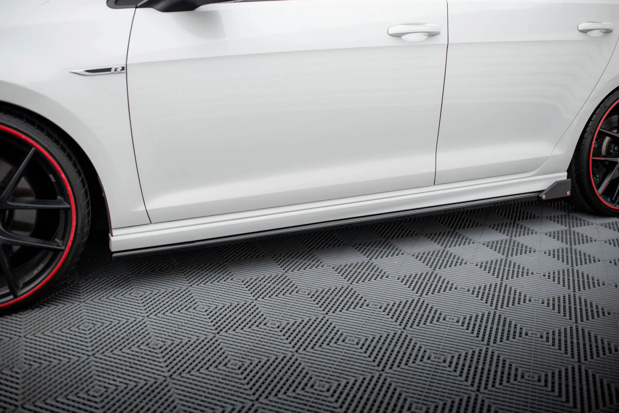 Sideskjørt V.3 + Flopper V.1 VW Golf MK7 R / R-line 2013-2016 | Glossy Black Edition