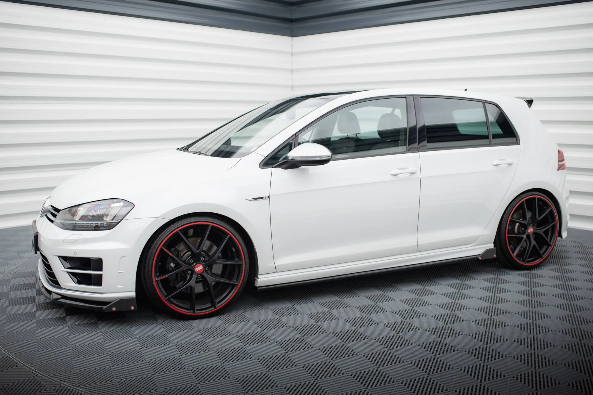 Sideskjørt V.3 + Flopper V.1 VW Golf MK7 R / R-line 2013-2016 | Glossy Black Edition – bilde 2