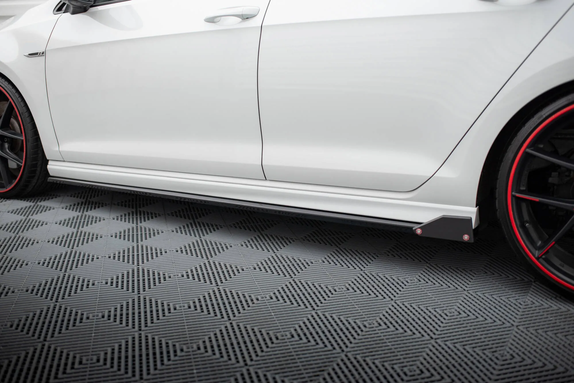 Sideskjørt V.3 + Flopper V.1 VW Golf MK7 R / R-line 2013-2016 | Glossy Black Edition – bilde 3