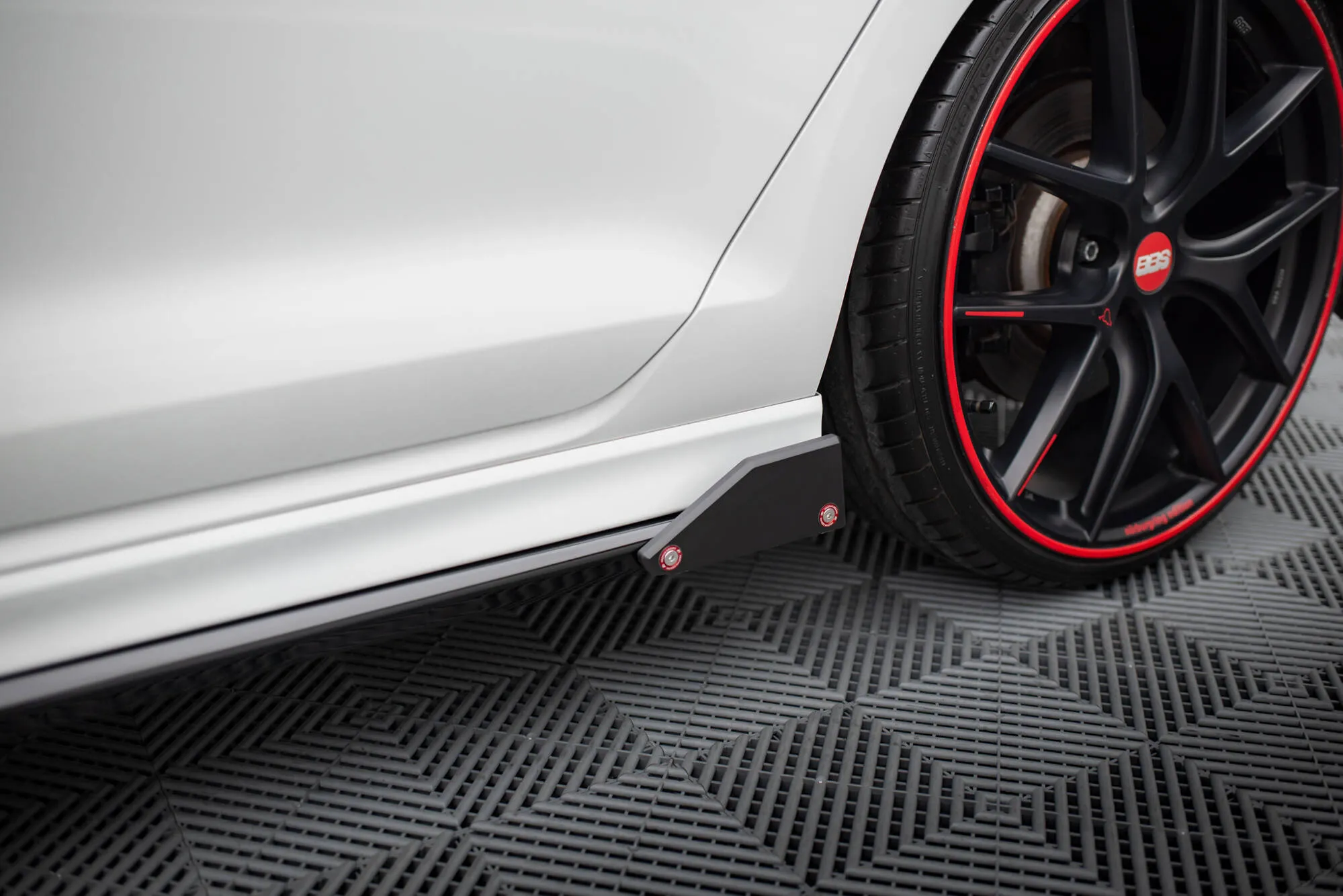 Sideskjørt V.3 + Flopper V.1 VW Golf MK7 R / R-line 2013-2016 | Glossy Black Edition – bilde 4