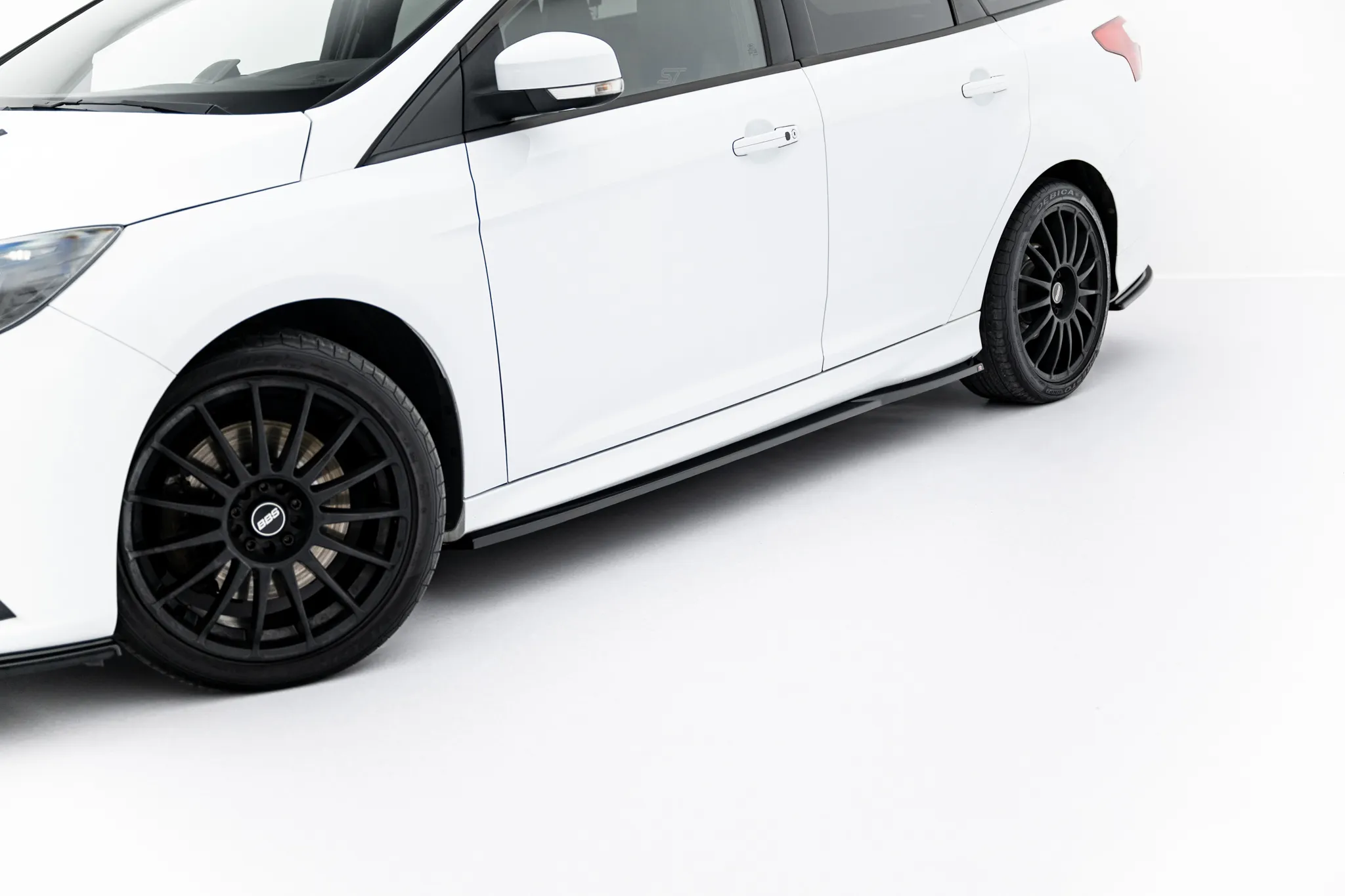 Sideskjørt V.3 Ford Focus ST (Mk3 Facelift) 2014-2019 | Glossy Black Edition