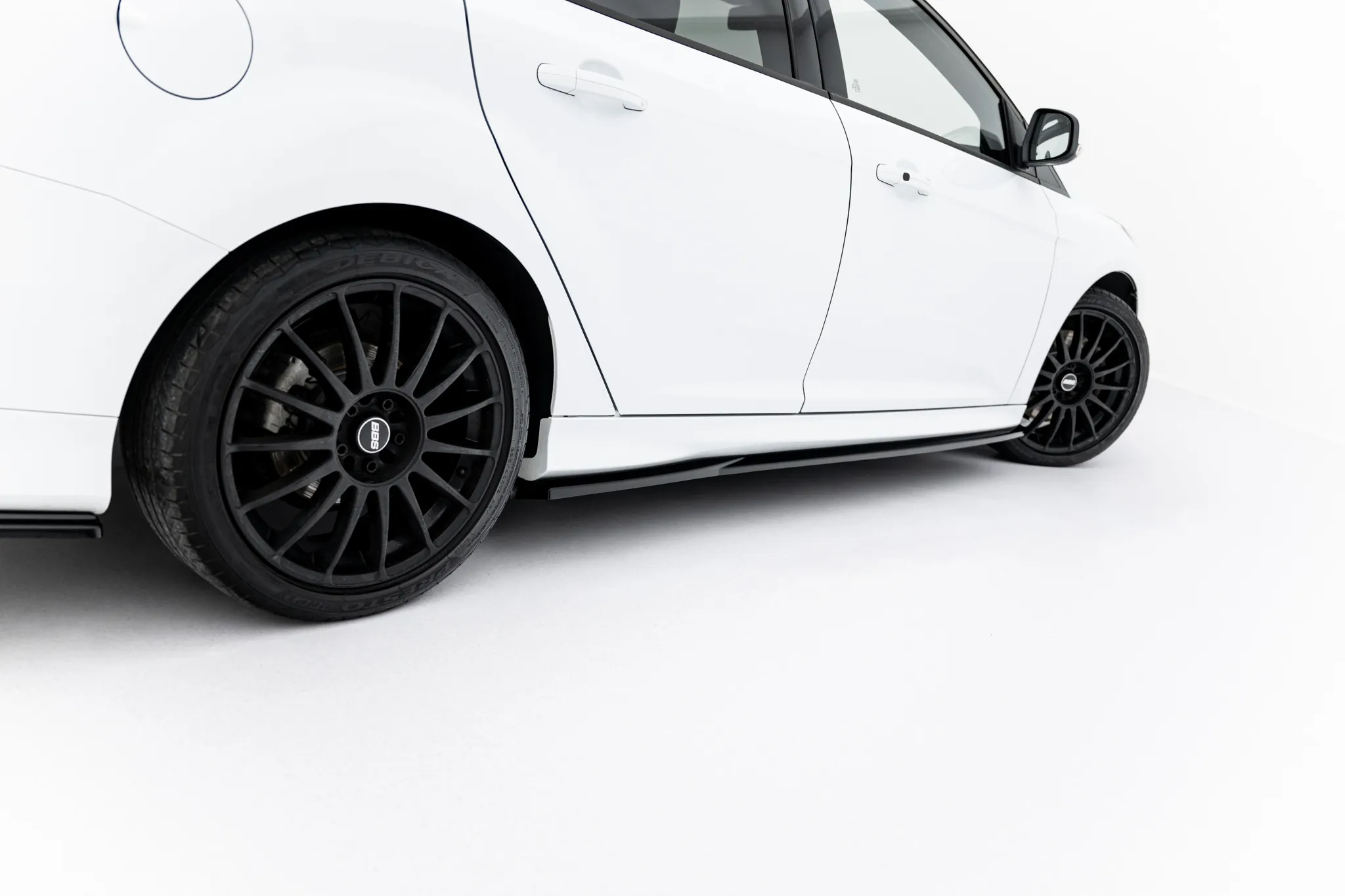 Sideskjørt V.3 Ford Focus ST (Mk3 Facelift) 2014-2019 | Glossy Black Edition – bilde 2