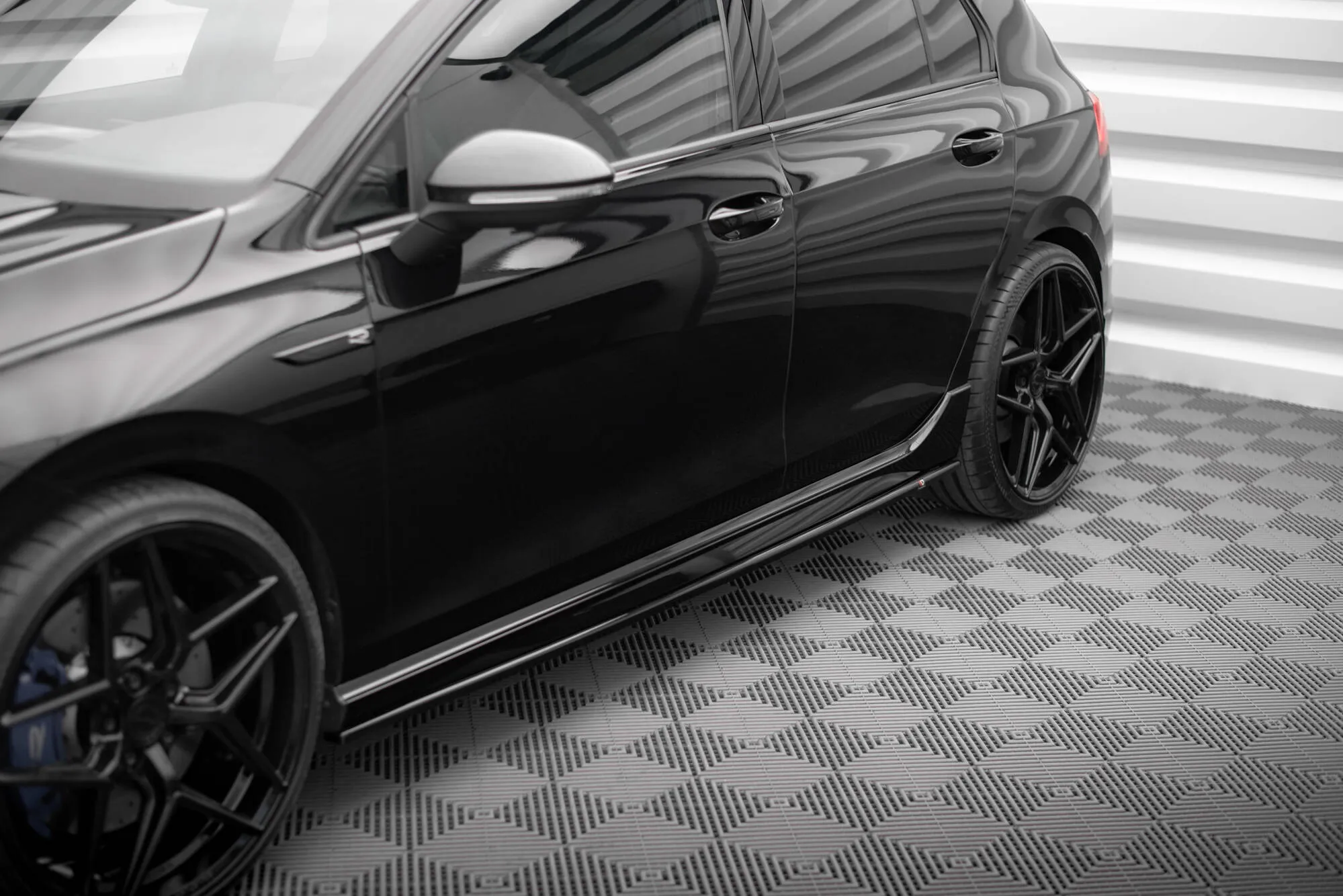 Sideskjørt V.3 V.1 VW Golf R MK8 2020-> | Glossy Black Edition