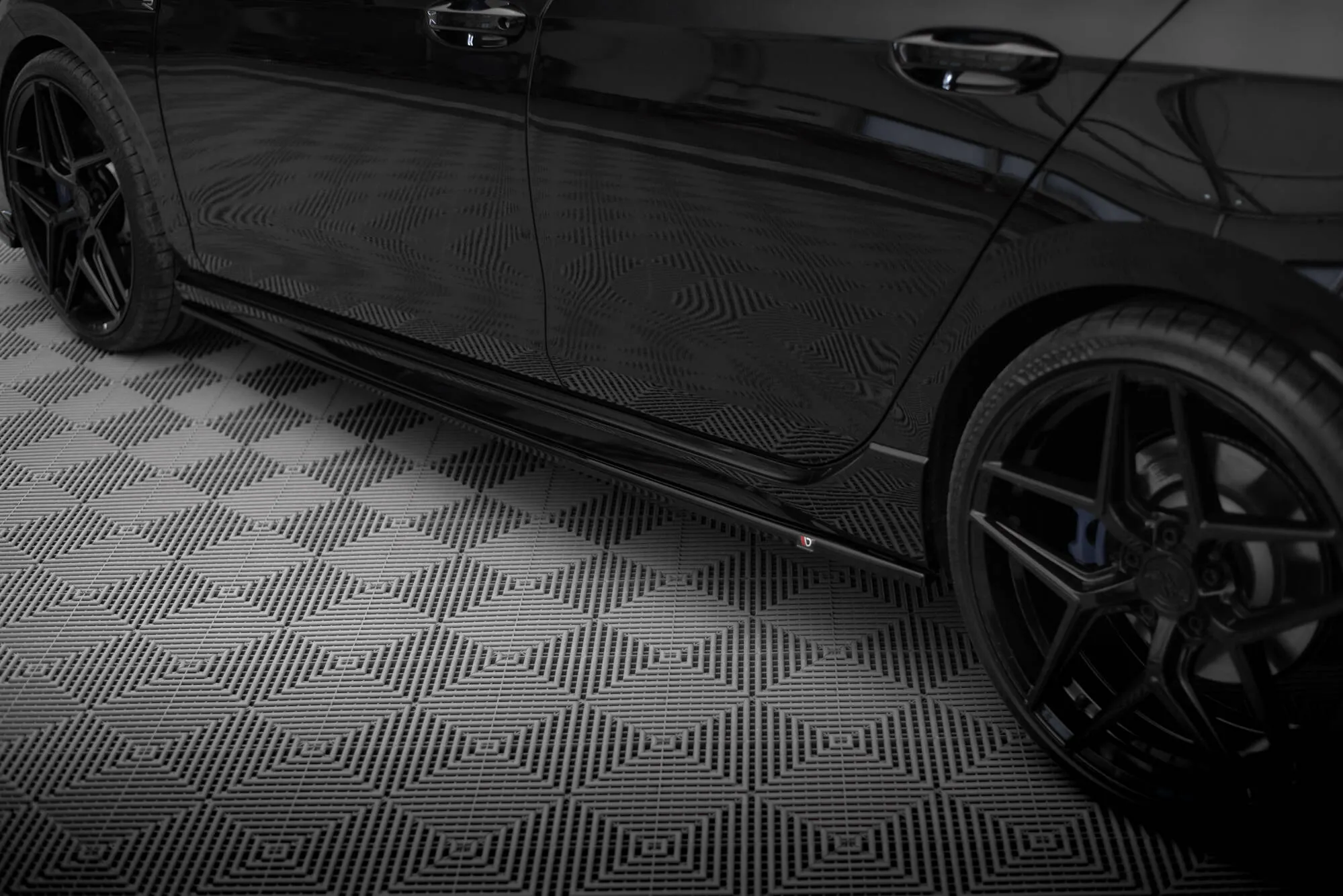 Sideskjørt V.3 V.1 VW Golf R MK8 2020-> | Glossy Black Edition – bilde 2