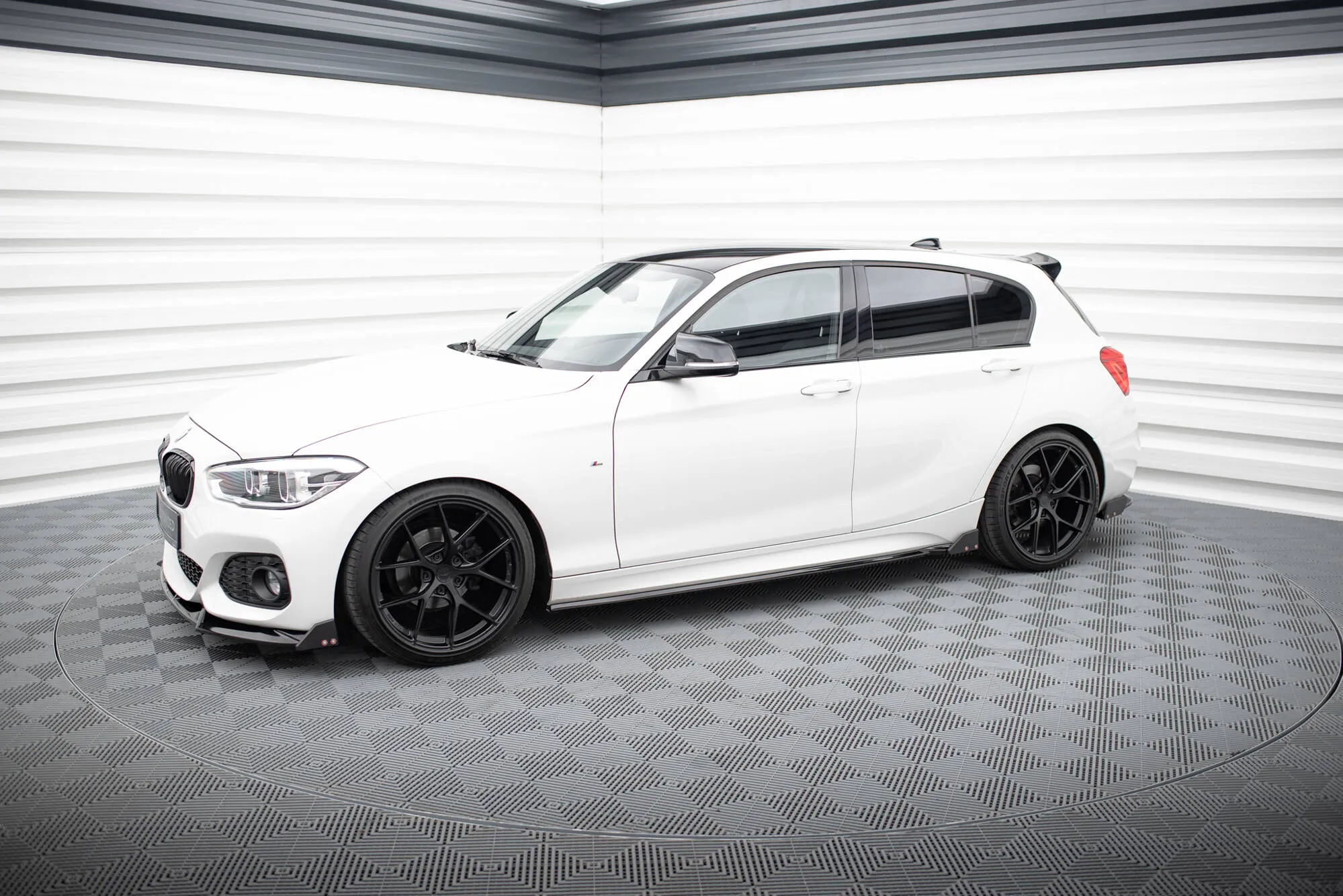 Sideskjørt V.4 + Flopper BMW 1 (F20) M Pack LCI 2015 - 2019 / BMW M140i facelift 2017 - 2019 | Glossy Black Edition – bilde 2