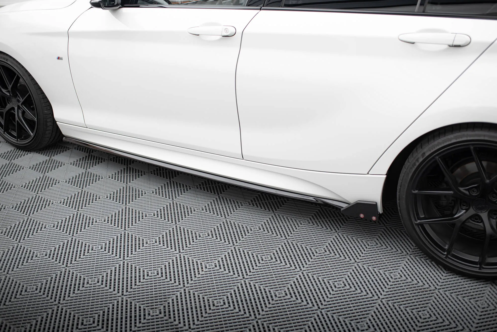 Sideskjørt V.4 + Flopper BMW 1 (F20) M Pack LCI 2015 - 2019 / BMW M140i facelift 2017 - 2019 | Glossy Black Edition – bilde 3