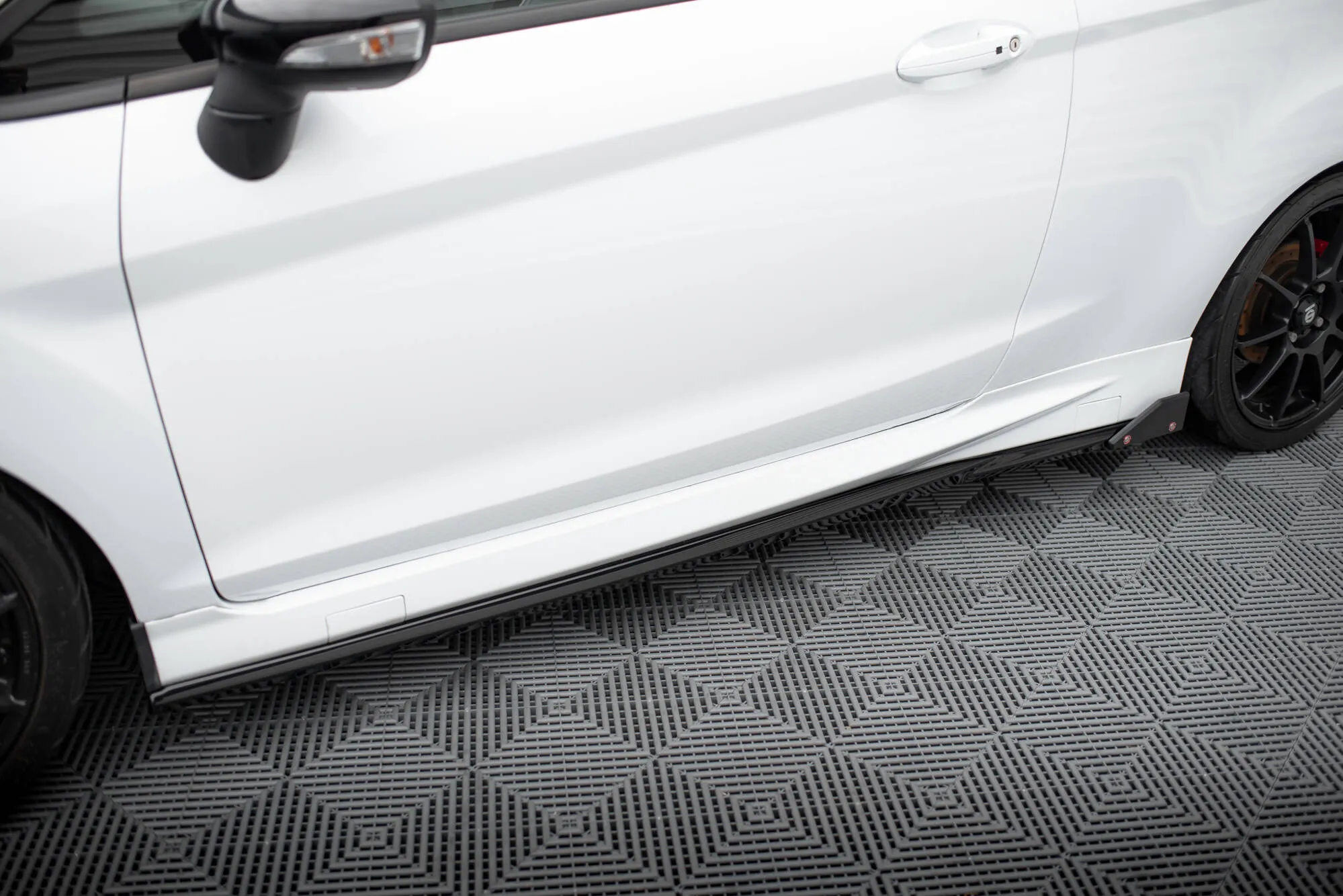 Sideskjørt V.4 + Flopper Ford Fiesta (Mk7 Facelift) 2021-2023 | Glossy Black Edition