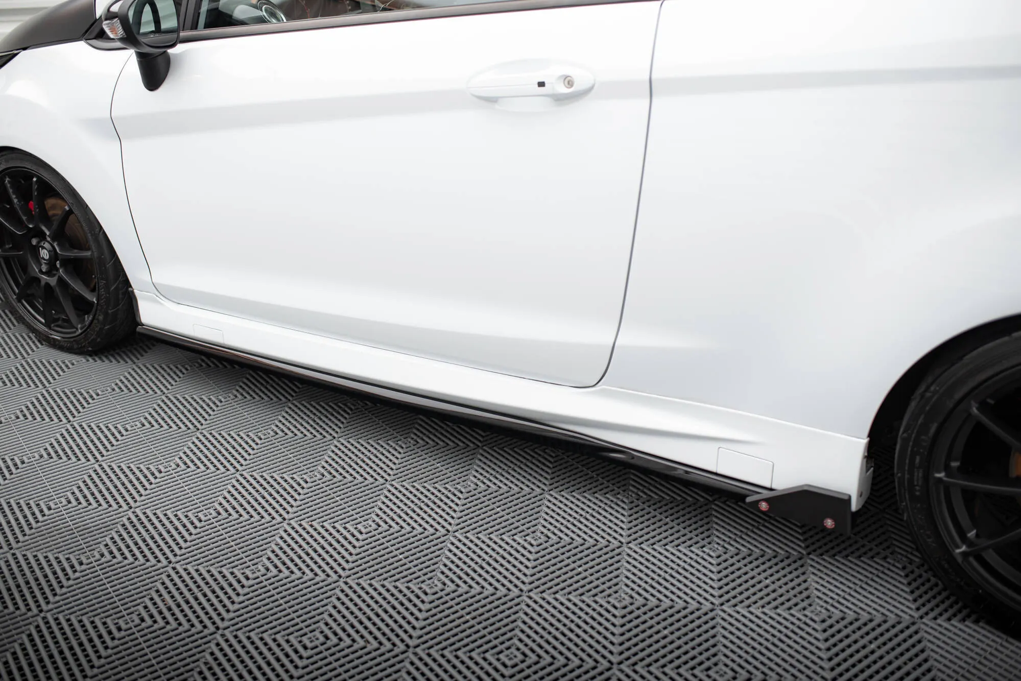 Sideskjørt V.4 + Flopper Ford Fiesta (Mk7 Facelift) 2021-2023 | Glossy Black Edition – bilde 3
