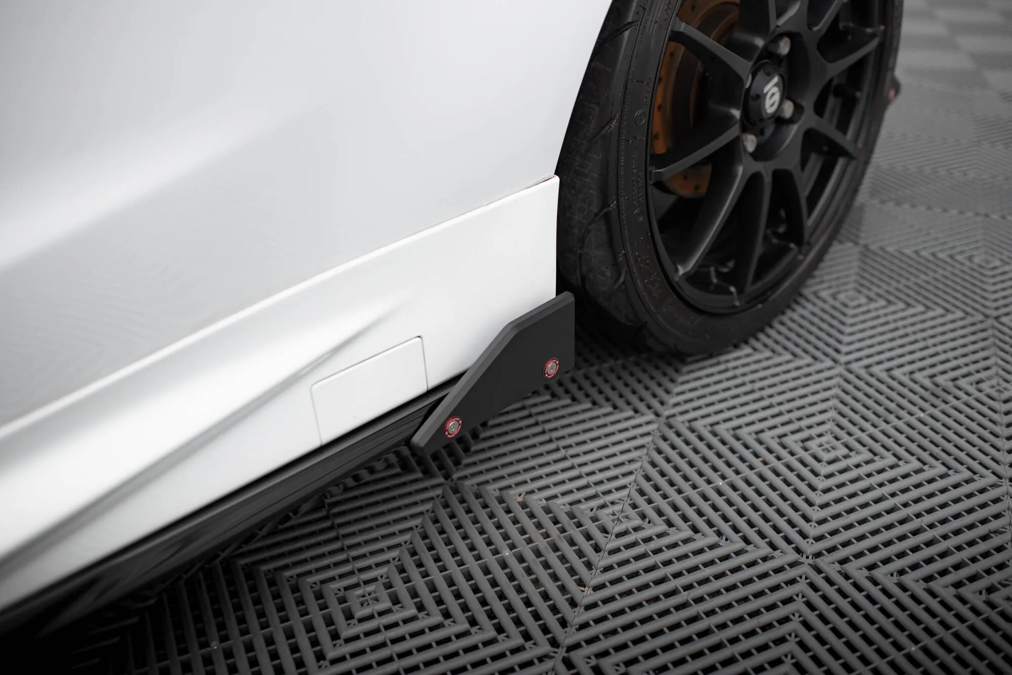 Sideskjørt V.4 + Flopper Ford Fiesta (Mk7 Facelift) 2021-2023 | Glossy Black Edition – bilde 4
