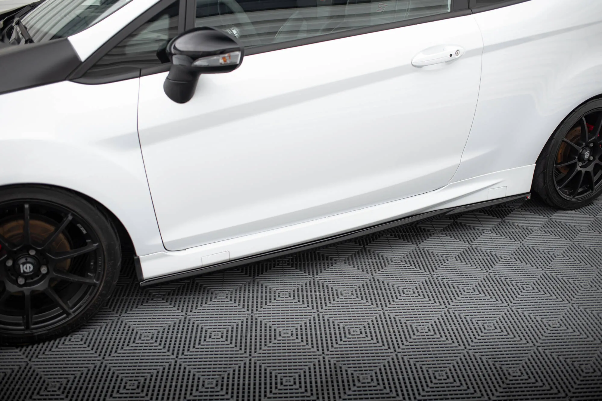 Sideskjørt V.4 Ford Fiesta (Mk7 Facelift) 2021-2023 | Glossy Black Edition