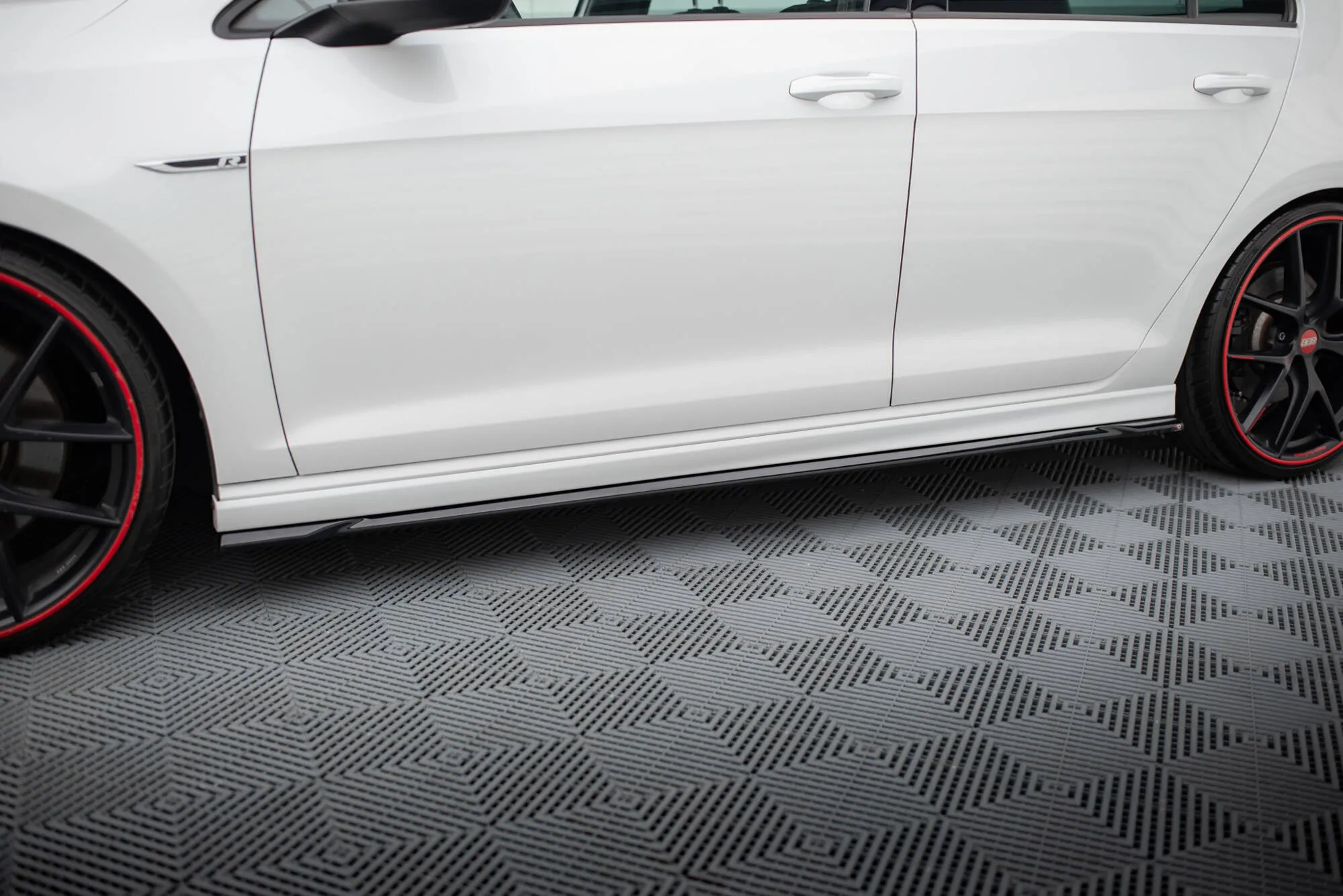 Sideskjørt V.4 V.1 VW Golf MK7 R / R-line 2013-2016 | Glossy Black Edition
