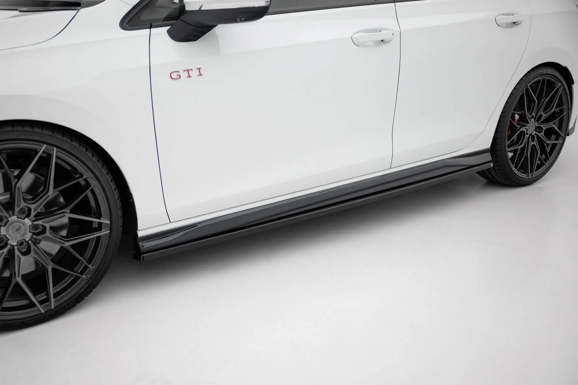 Sideskjørt V.4 VW Golf 8 GTI / GTI Clubsport / R-line 2020-> | Glossy Black Edition