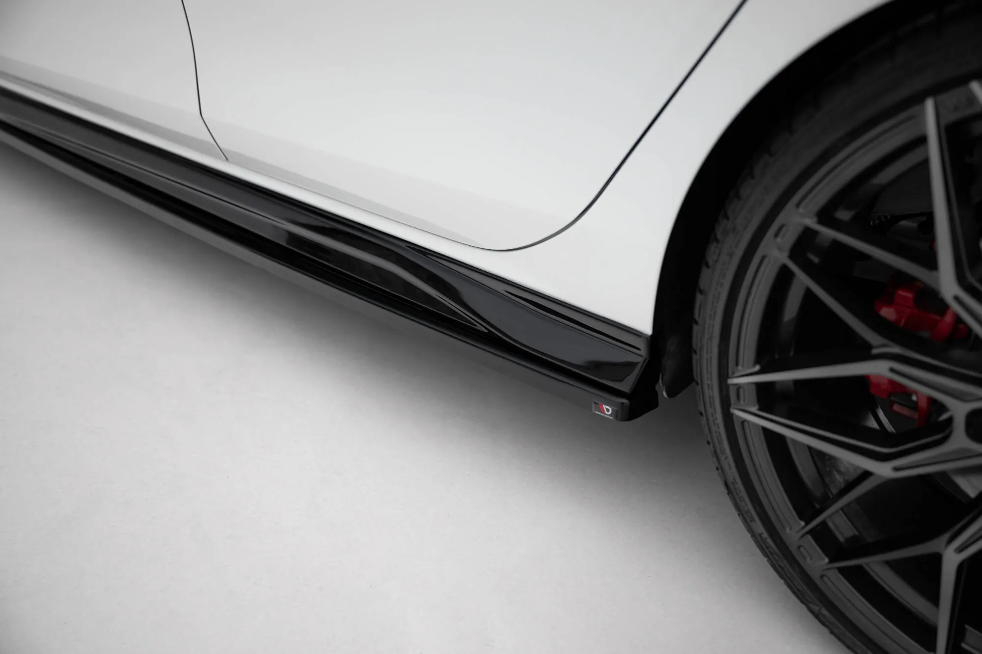 Sideskjørt V.4 VW Golf 8 GTI / GTI Clubsport / R-line 2020-> | Glossy Black Edition – bilde 3