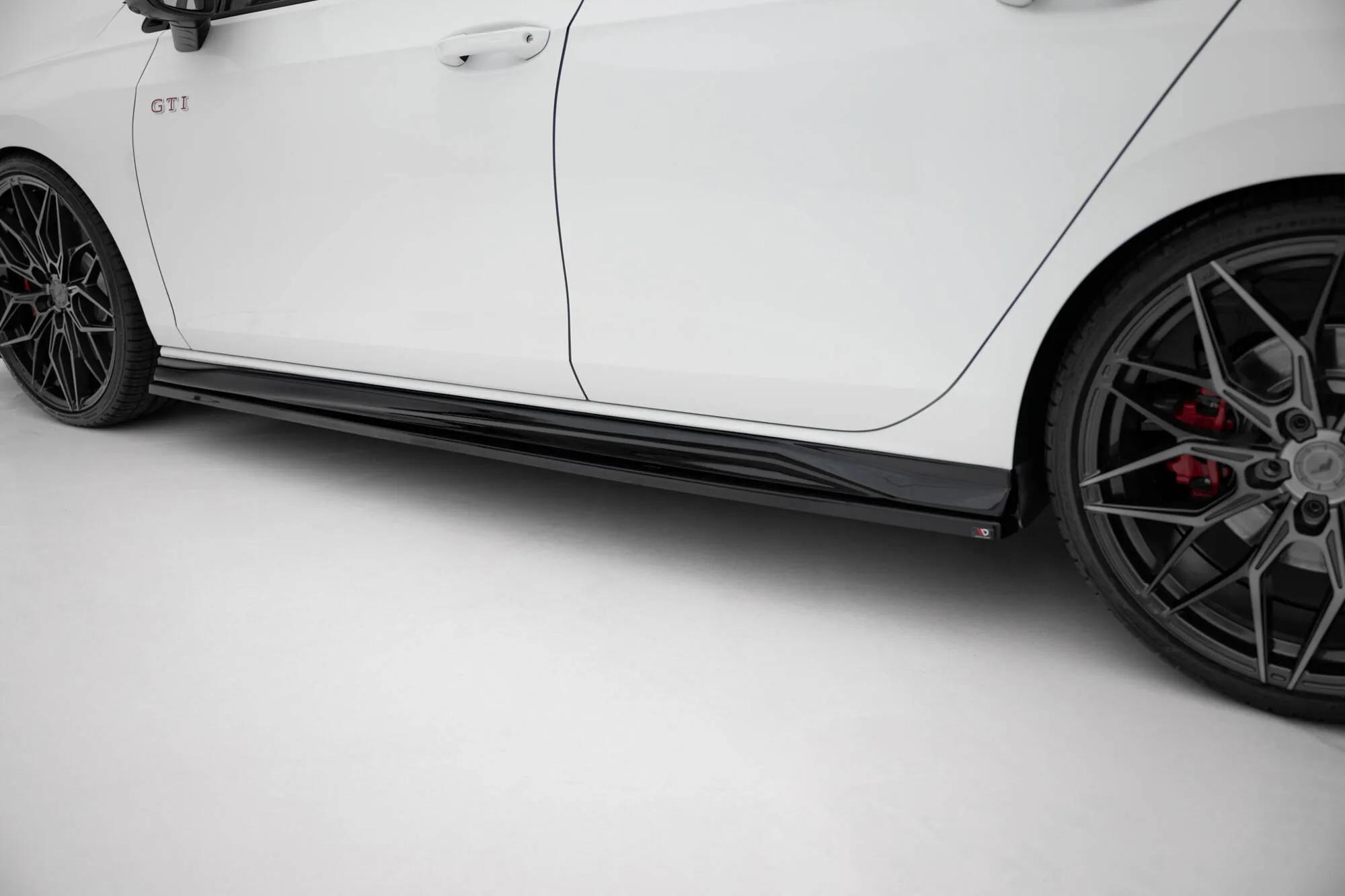 Sideskjørt V.4 VW Golf 8 GTI / GTI Clubsport / R-line 2020-> | Glossy Black Edition – bilde 4