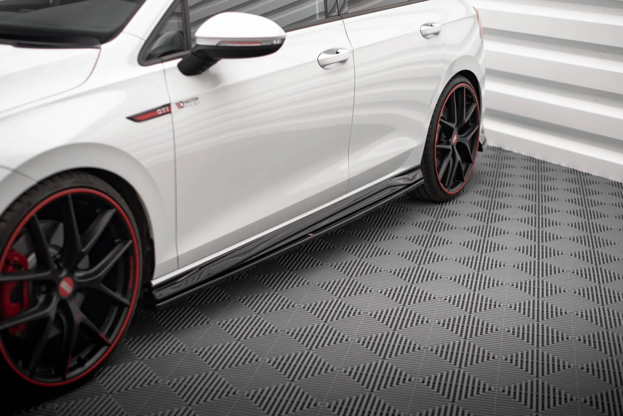 Sideskjørt V.4 VW Golf 8 GTI / GTI Clubsport / R-line 2020-> | Glossy Black Edition – bilde 6