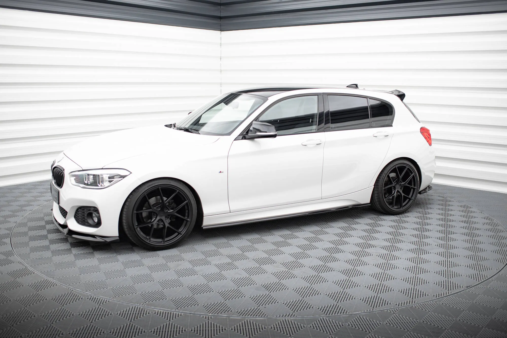 Sideskjørt V.5 BMW 1 (F20) M Pack LCI 2015 - 2019 / BMW M140i facelift 2017 - 2019 | Glossy Black Edition – bilde 2