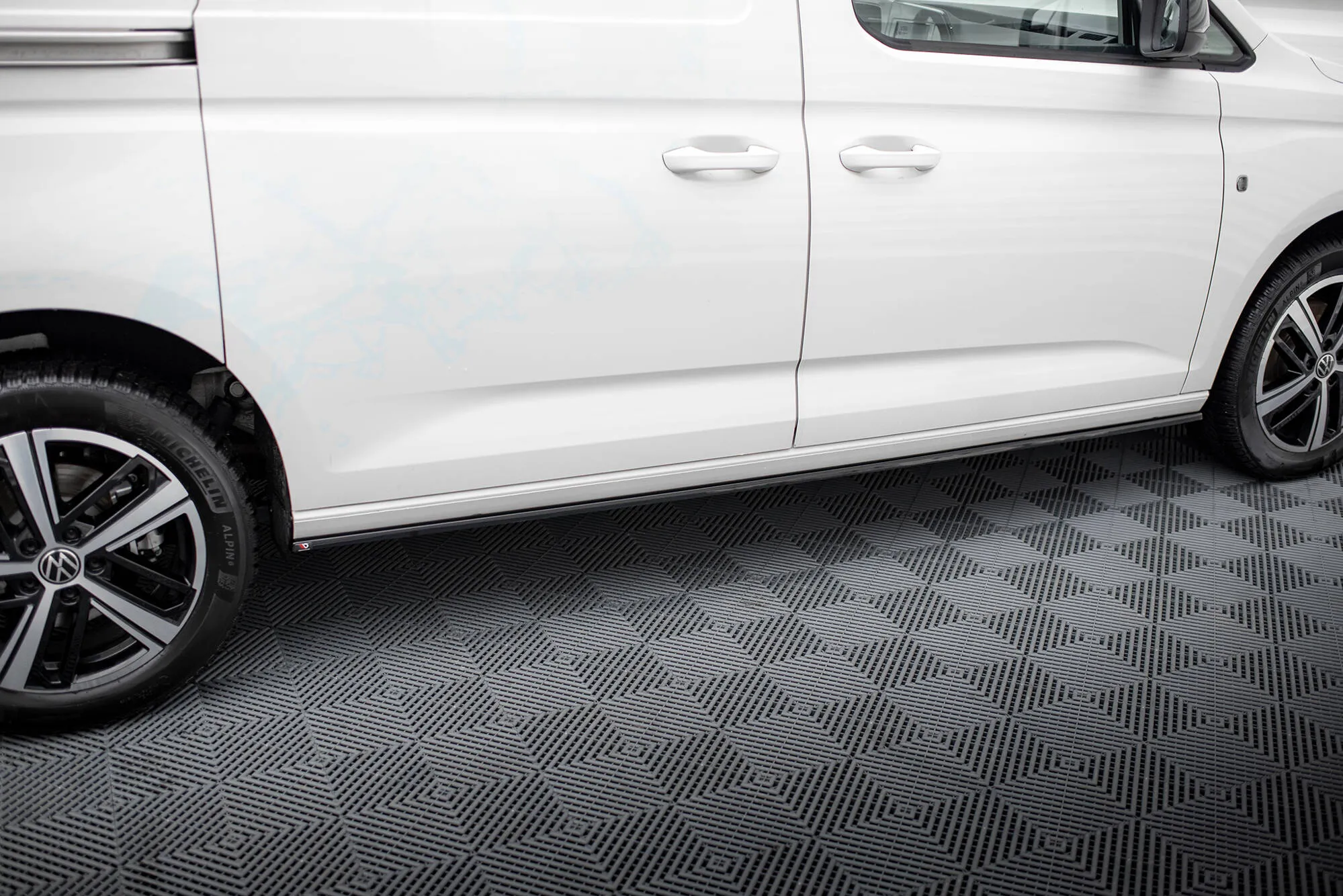 Sideskjørt Volkswagen Caddy (Mk5) 2020-2026 | Glossy Black Edition