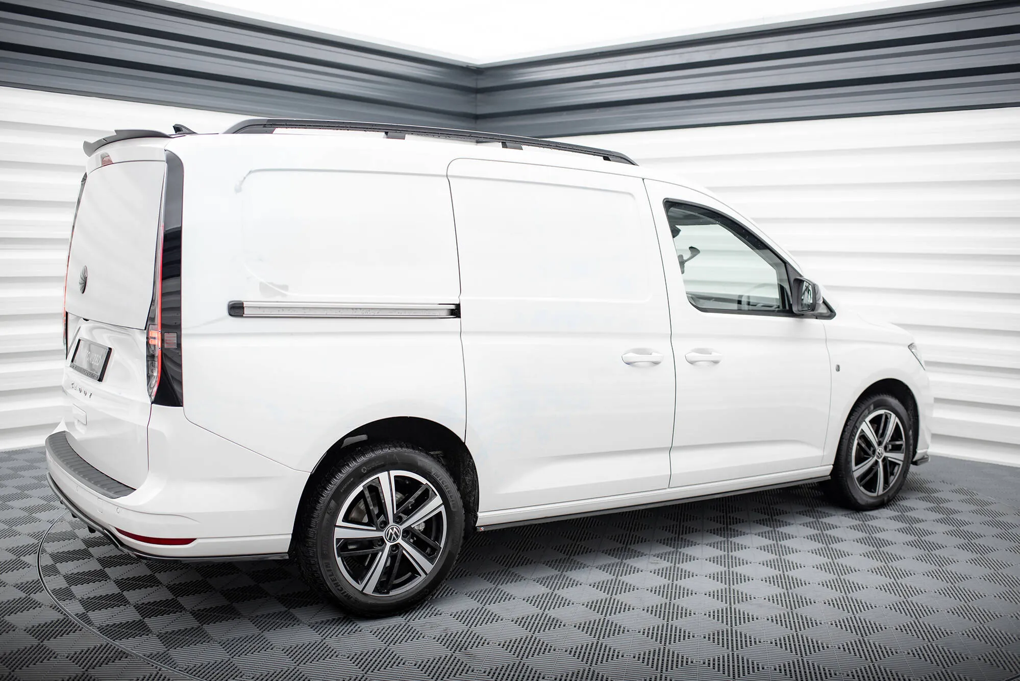 Sideskjørt Volkswagen Caddy (Mk5) 2020-2026 | Glossy Black Edition – bilde 2
