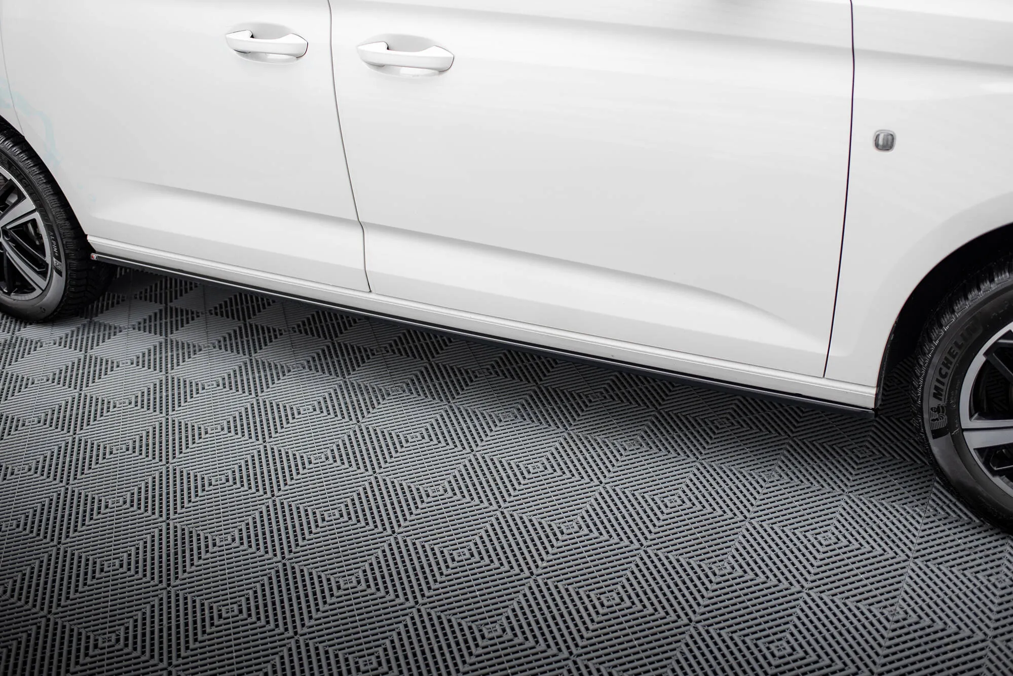 Sideskjørt Volkswagen Caddy (Mk5) 2020-2026 | Glossy Black Edition – bilde 3