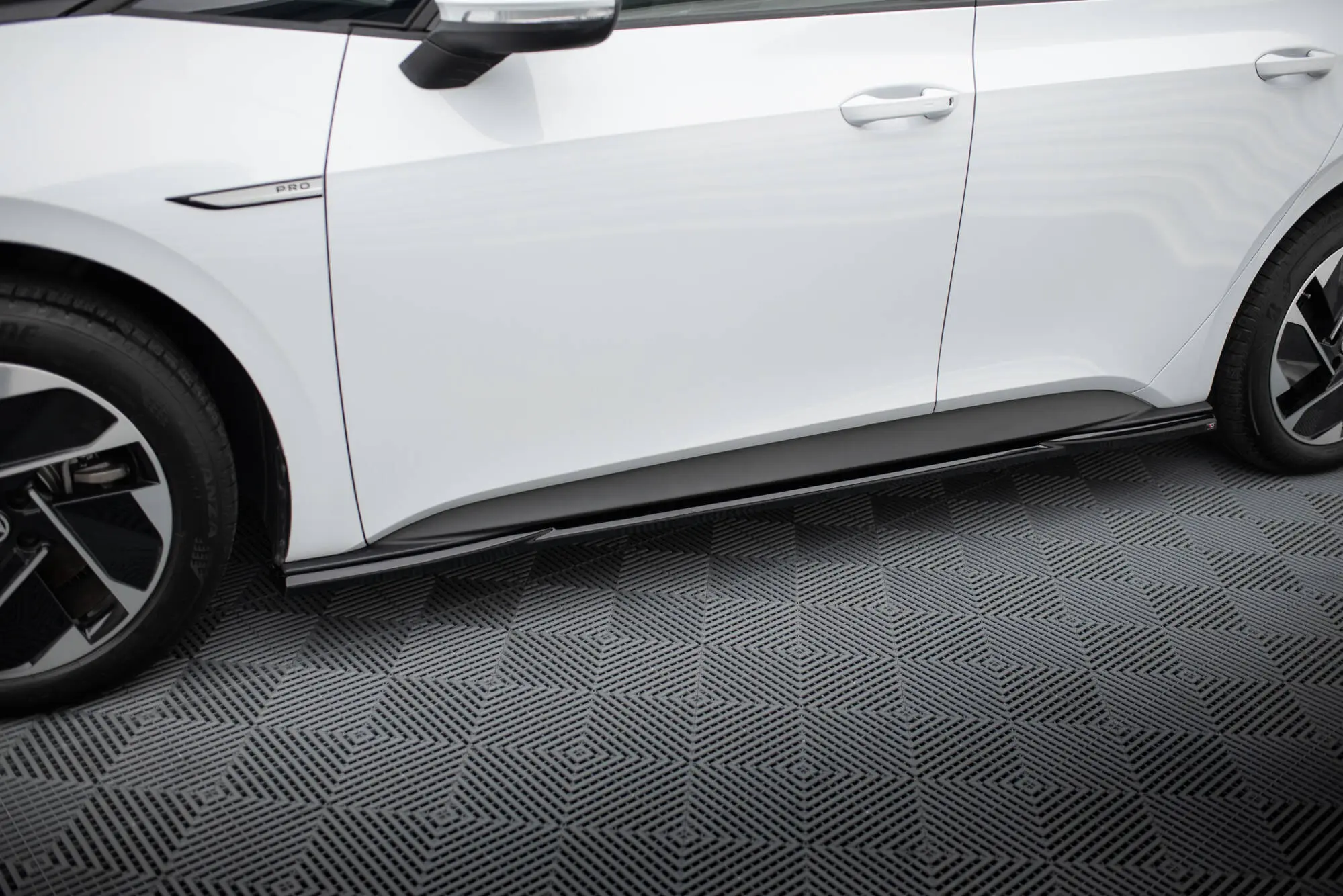 Sideskjørt Volkswagen ID.3 2019 - 2023 | Glossy Black Edition – bilde 2