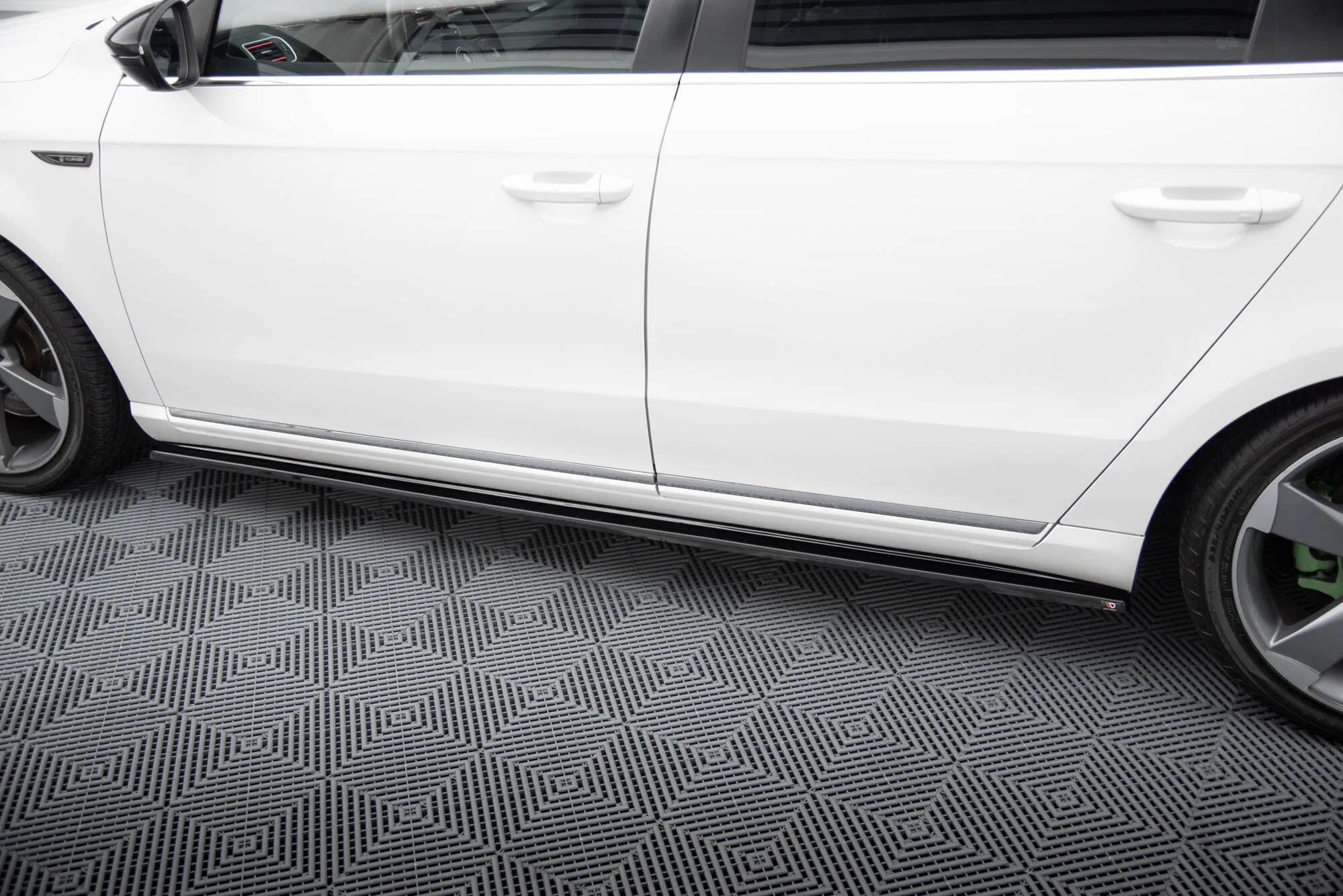 Sideskjørt Volkswagen Passat (B7) 2010 - 2014 | Glossy Black Edition – bilde 3