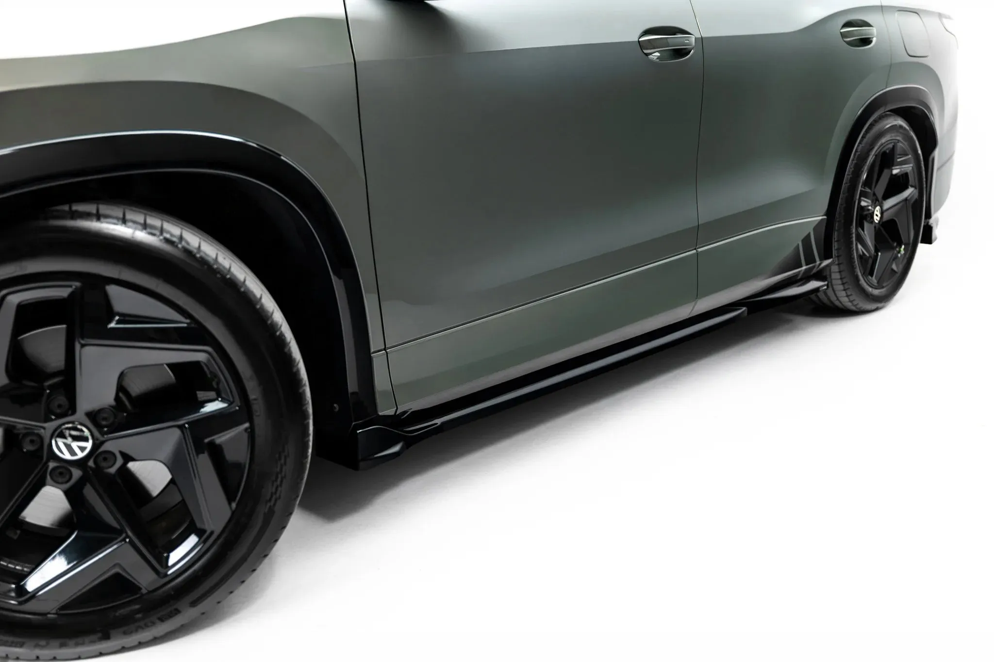 Sideskjørt Volkswagen Tayron R-Line I 2024 -> | Glossy Black Edition – bilde 4
