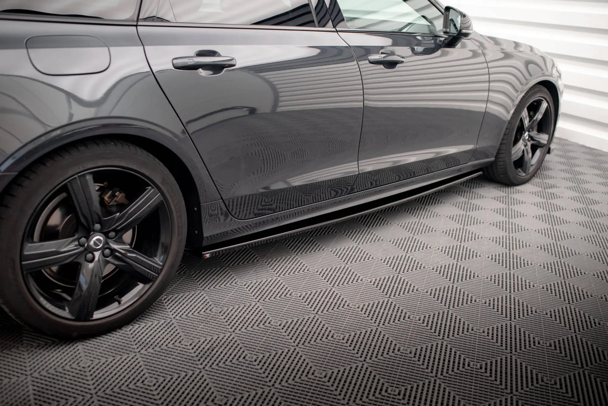 Sideskjørt Volvo V90 / S90 mk2 R-Design 2016 - 2020 | Glossy Black Edition – bilde 2