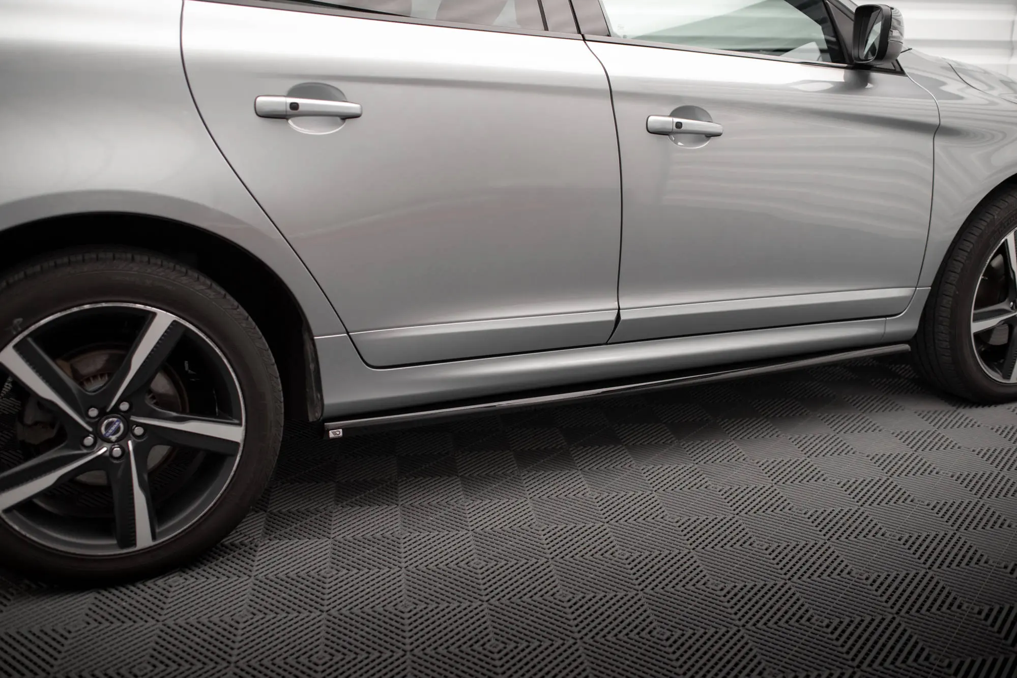 Sideskjørt Volvo XC60 I R-Design Facelift 2013 - 2017 | Glossy Black Edition – bilde 3