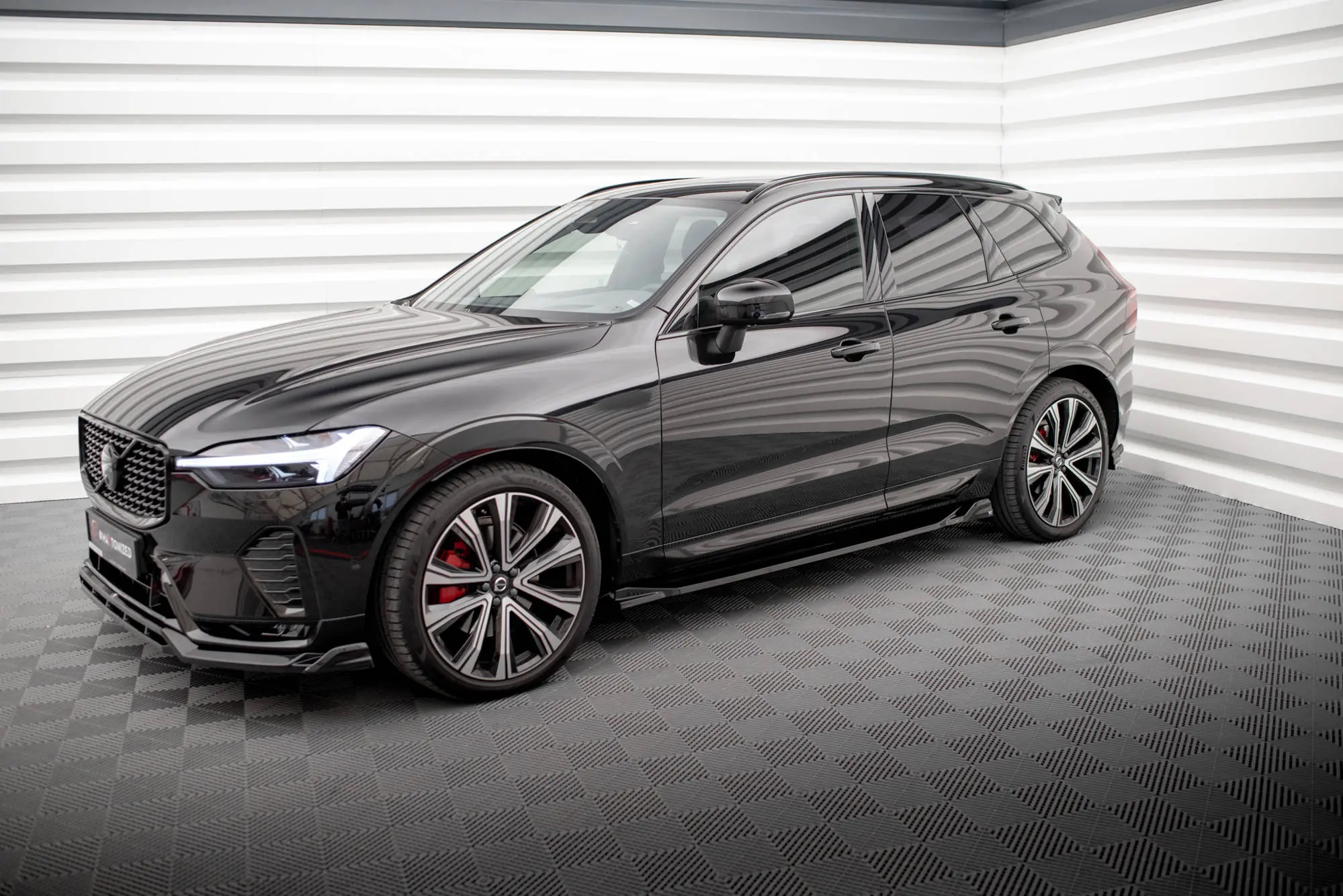 Sideskjørt Volvo XC60 II R-Design facelift 2021 -> | Glossy Black Edition – bilde 3
