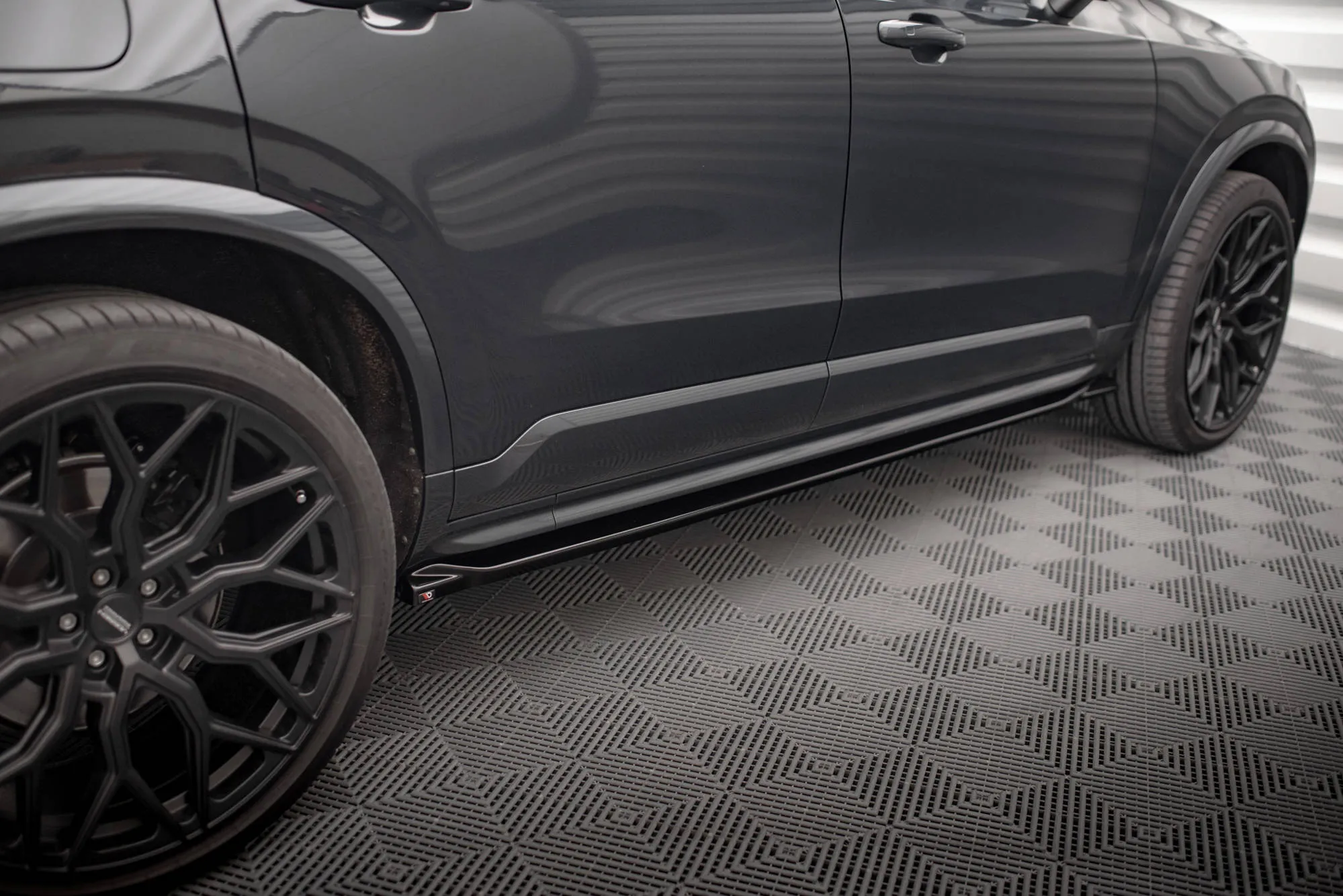 Sideskjørt Volvo XC90 II R-Design facelift 2019-> | Glossy Black Edition – bilde 3