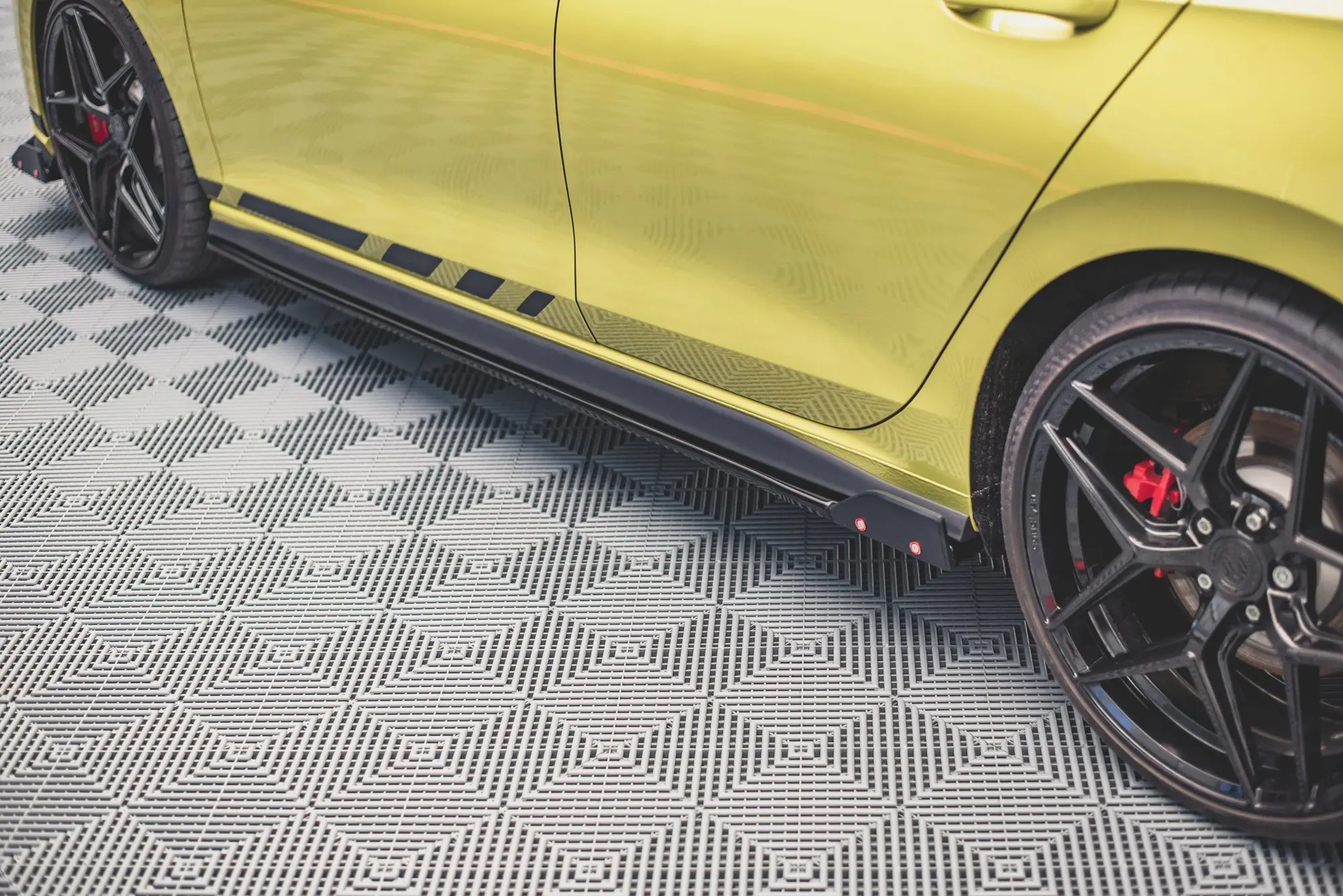 Sideskjørt VW Golf 8 GTI / GTE / GTI CLUBSPORT / R-LINE 2020-> │ V.2 Edition med sidesplitter – bilde 3