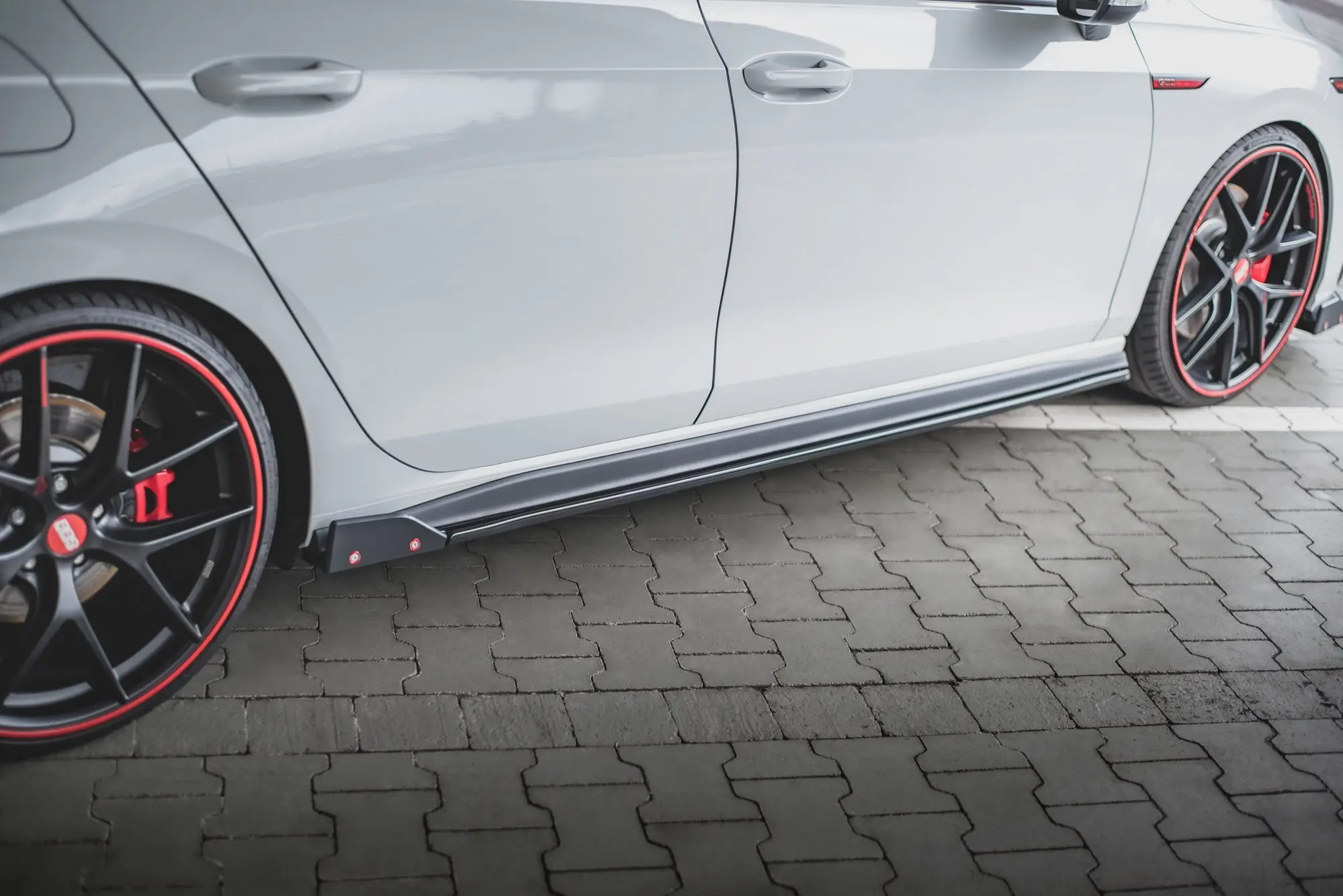 Sideskjørt VW Golf 8 GTI / GTE / GTI CLUBSPORT / R-LINE 2020-> │ V.2 Edition med sidesplitter – bilde 4