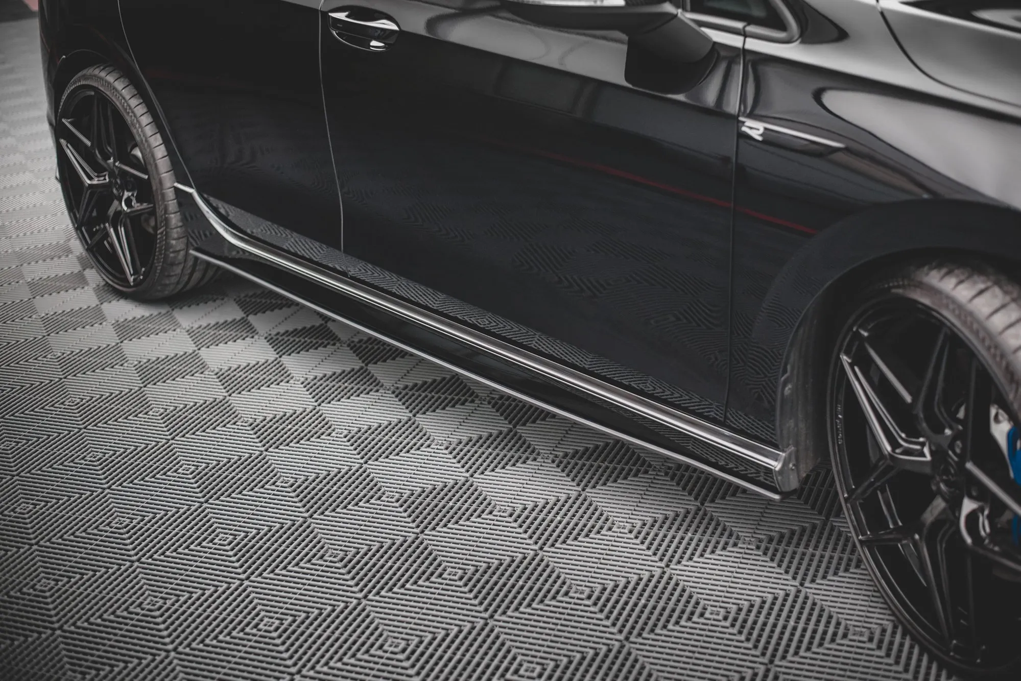 Sideskjørt VW Golf R MK8 2020-> | Street Pro Black Edition – bilde 3