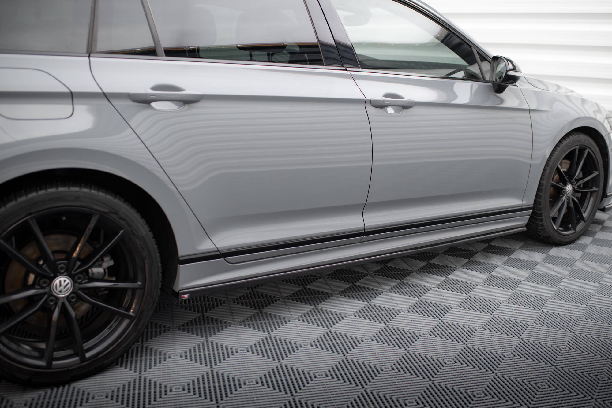Sideskjørt VW Passat B8 R-Line facelift 2019 - 2023 | Glossy Black Edition