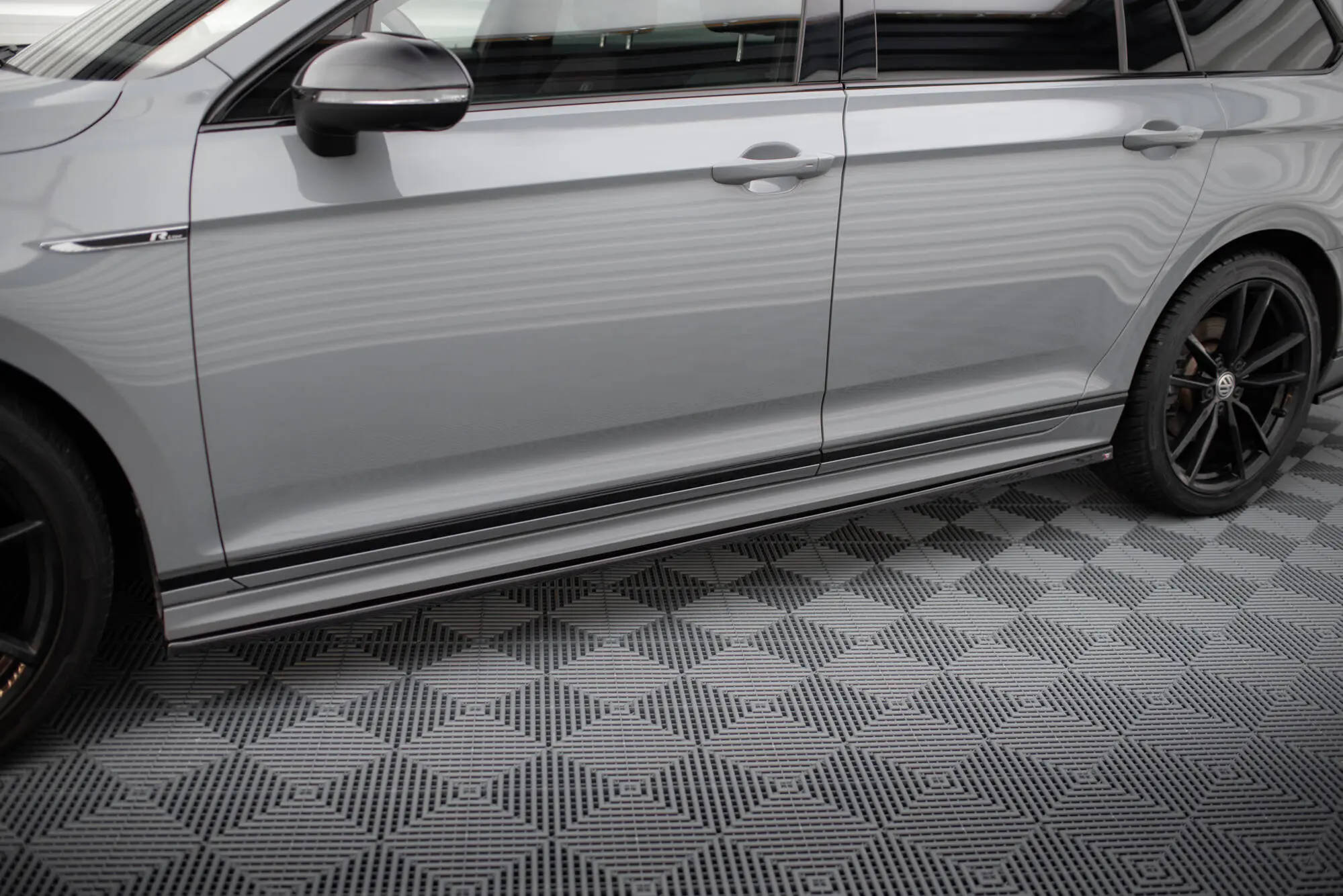 Sideskjørt VW Passat B8 R-Line facelift 2019 - 2023 | Glossy Black Edition – bilde 2