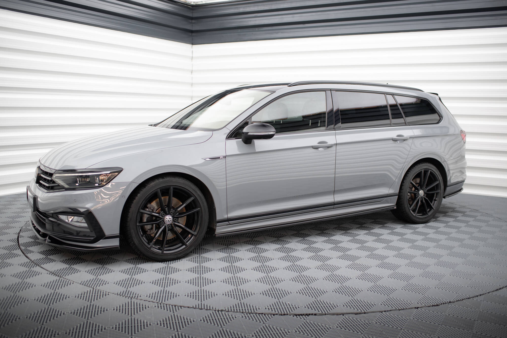 Sideskjørt VW Passat B8 R-Line facelift 2019 - 2023 | Glossy Black Edition – bilde 4