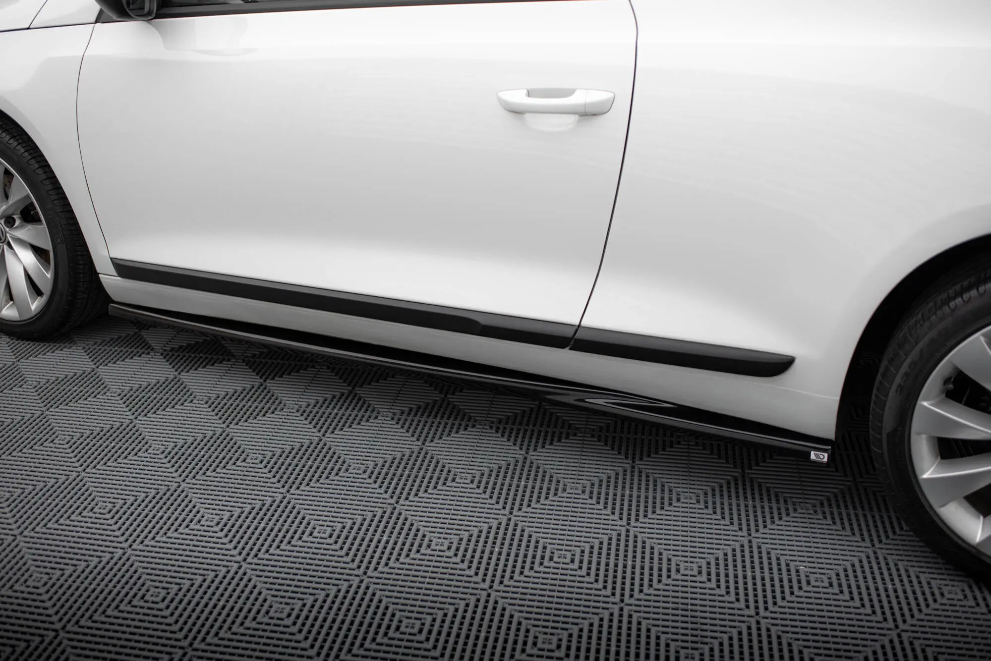 Sideskjørt VW Scirocco Mk3 facelift 2014 - 2017 | Glossy Black Edition