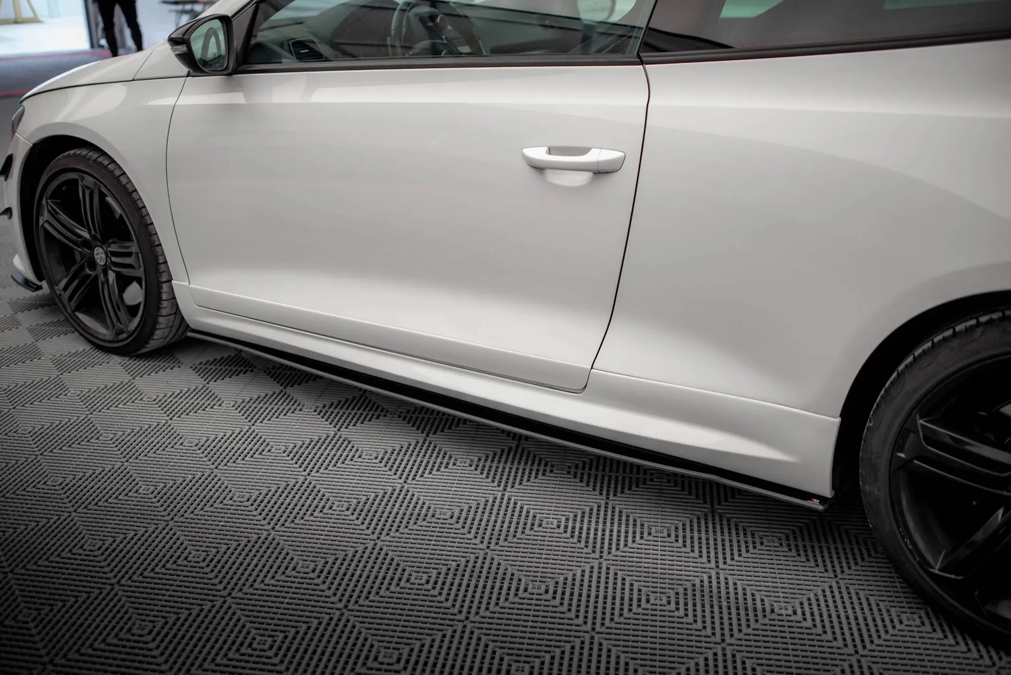 Sideskjørt VW Scirocco R mk3 2008 - 2014 | Street Pro Black Edition
