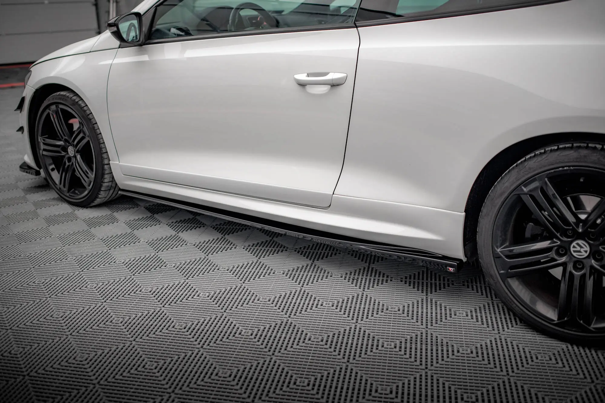 Sideskjørt VW Scirocco R mk3 2008 - 2014 | V.2 Glossy Black Edition