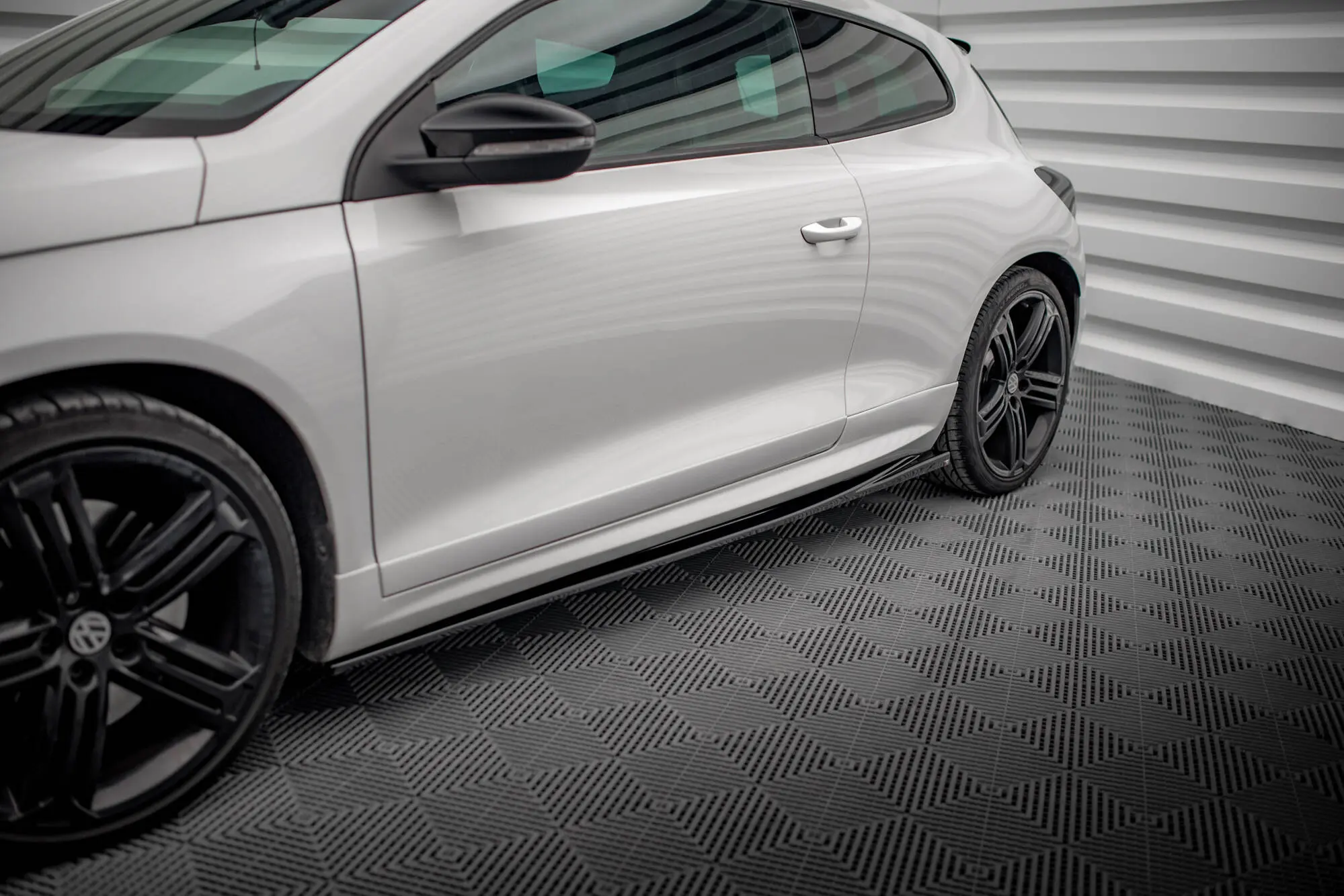 Sideskjørt VW Scirocco R mk3 2008 - 2014 | V.2 Glossy Black Edition – bilde 2