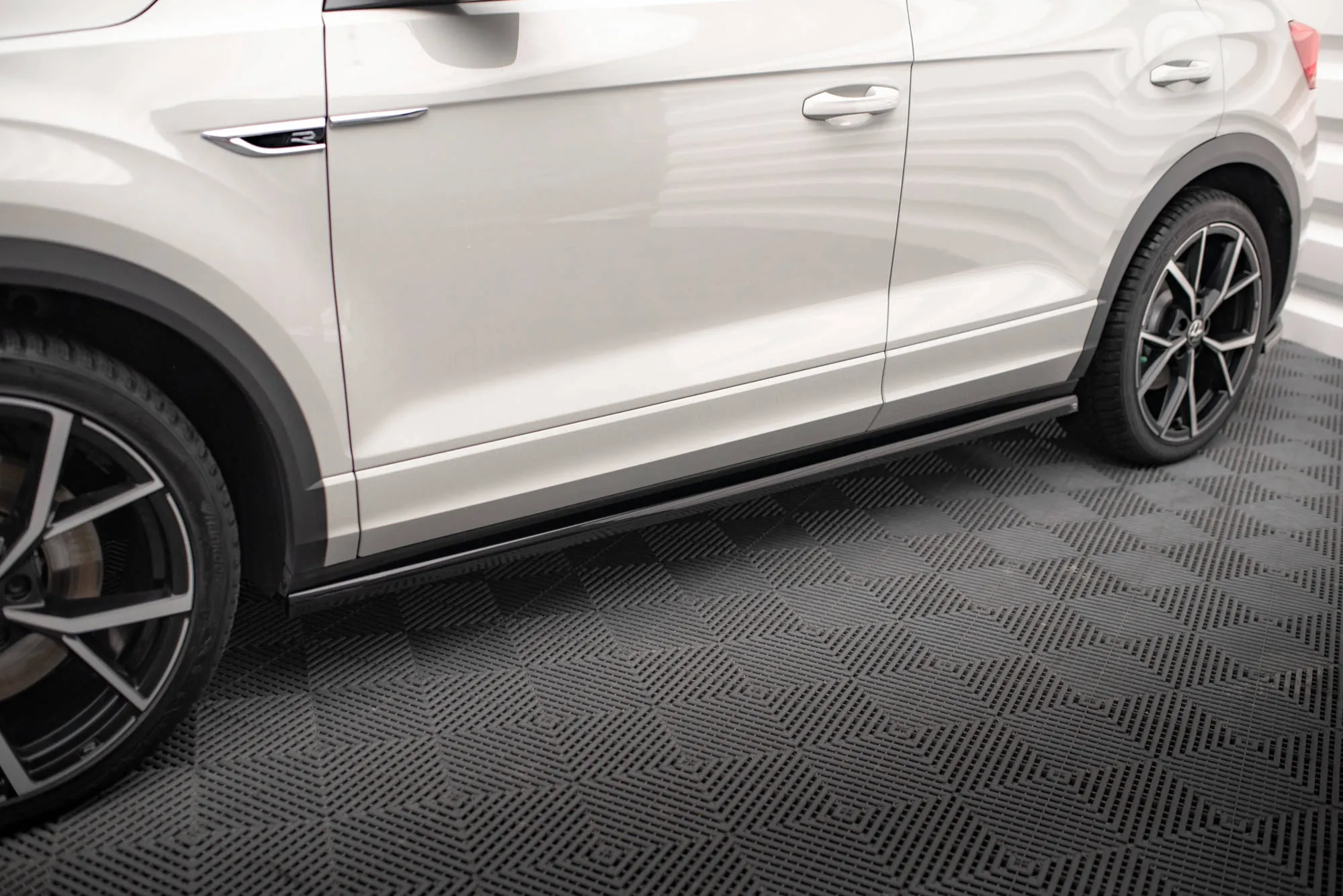 Sideskjørt VW T-Roc Facelift 2021 - 2025 | Glossy Black Edition