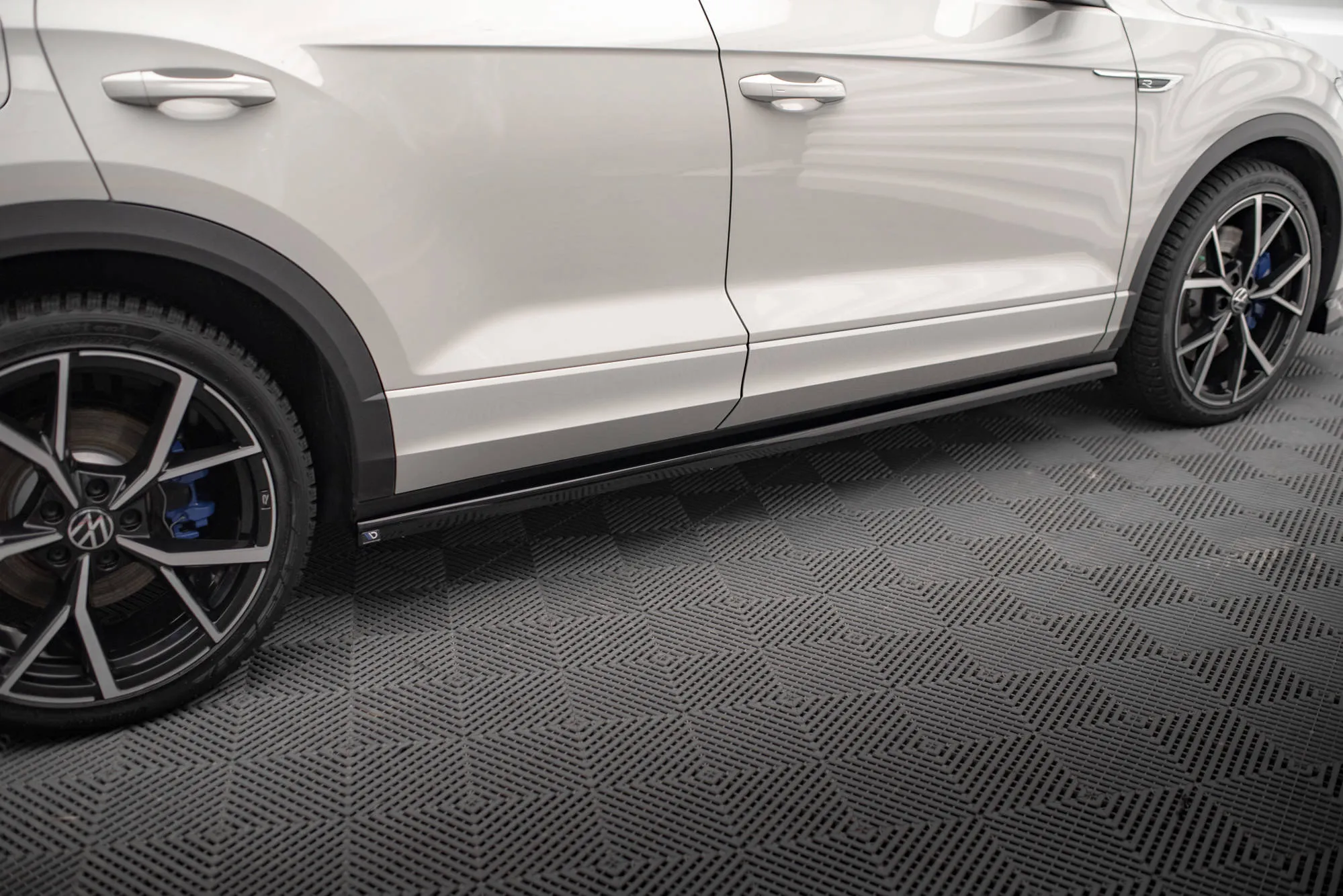 Sideskjørt VW T-Roc Facelift 2021 - 2025 | Glossy Black Edition – bilde 2