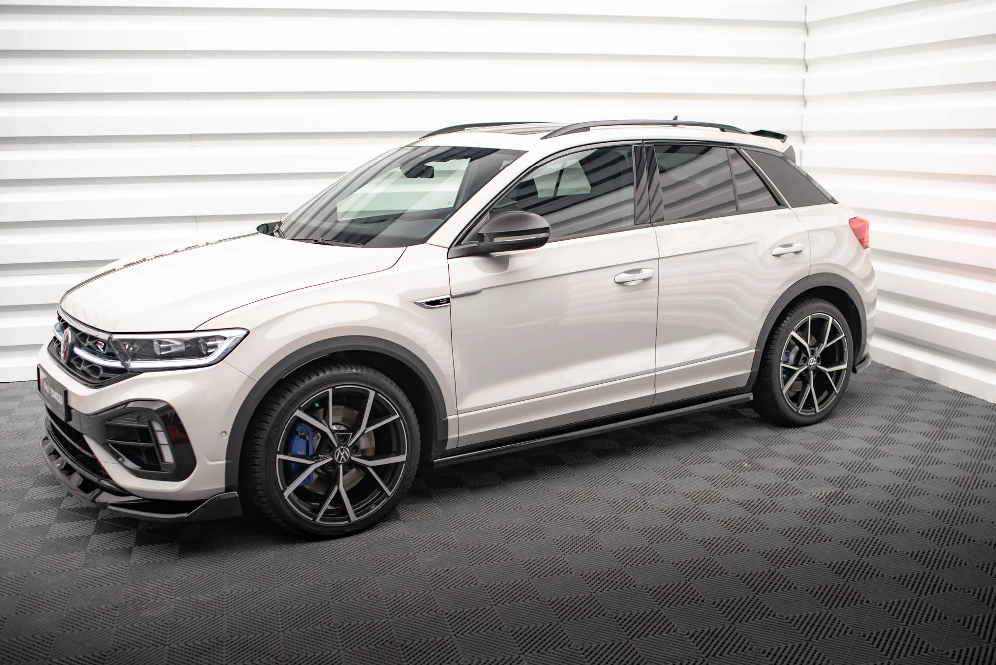 Sideskjørt VW T-Roc Facelift 2021 - 2025 | Glossy Black Edition – bilde 3