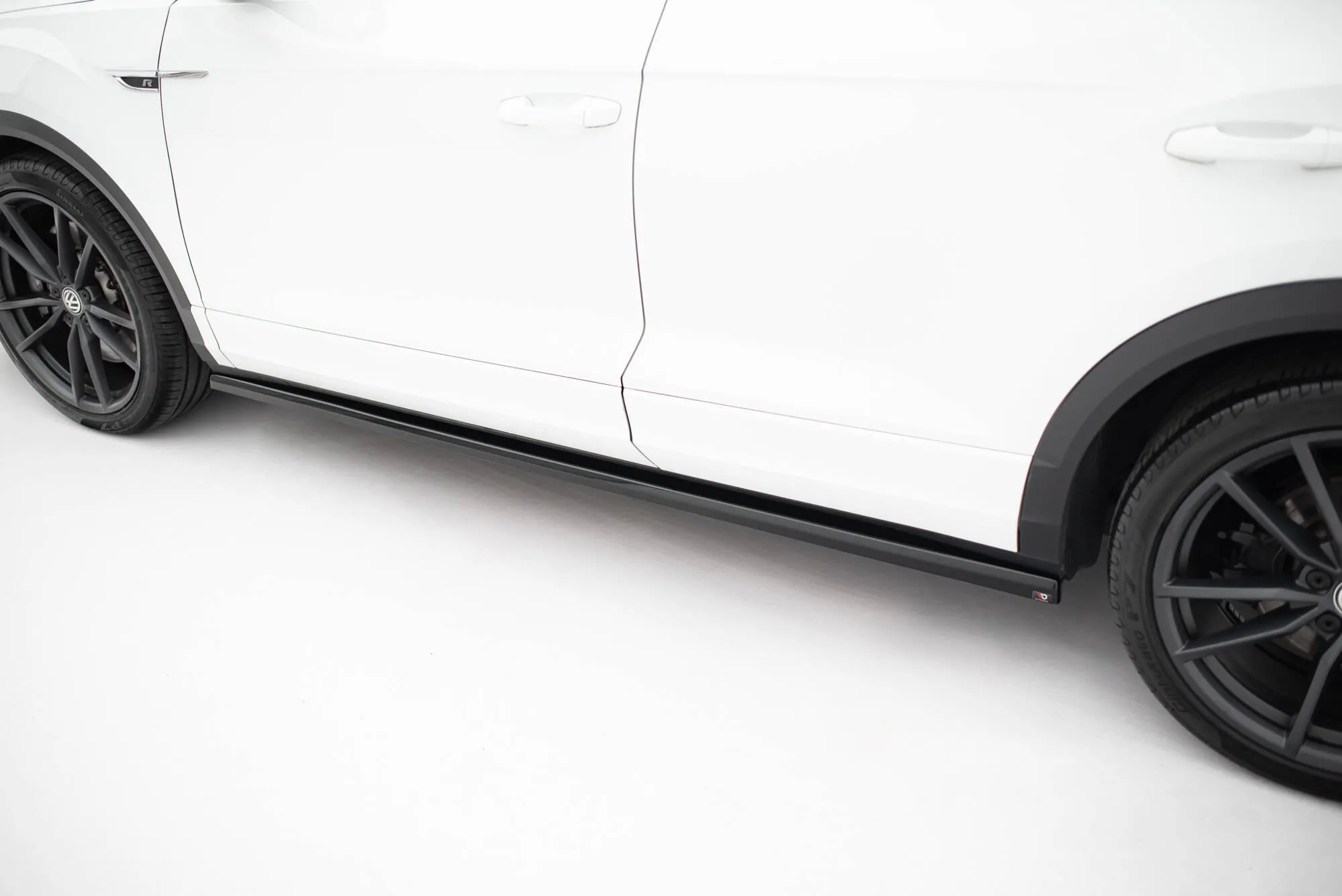 Sideskjørt VW T-Roc Facelift 2021 - 2025 | Glossy Black Edition – bilde 4