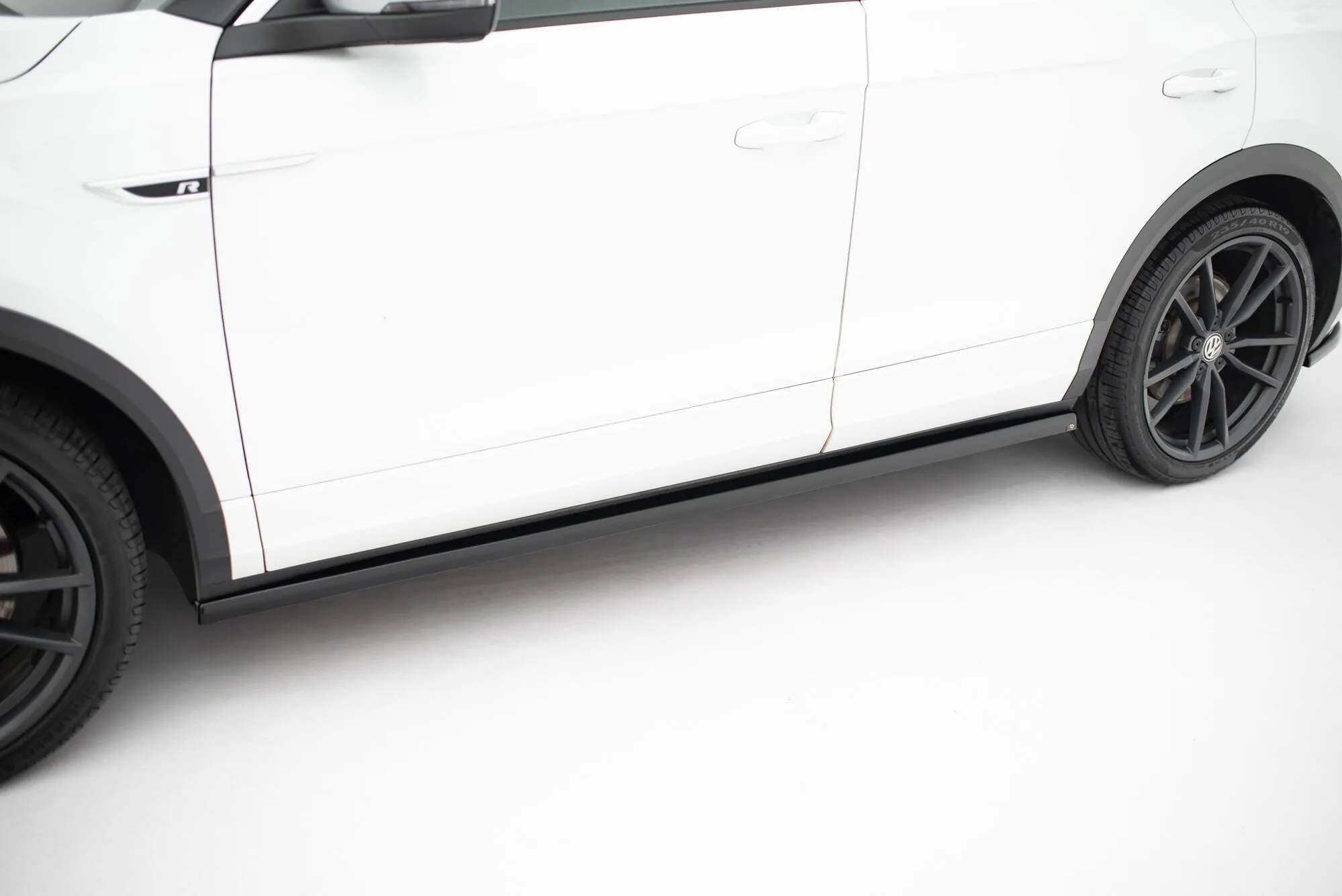 Sideskjørt VW T-Roc Facelift 2021 - 2025 | Glossy Black Edition – bilde 6